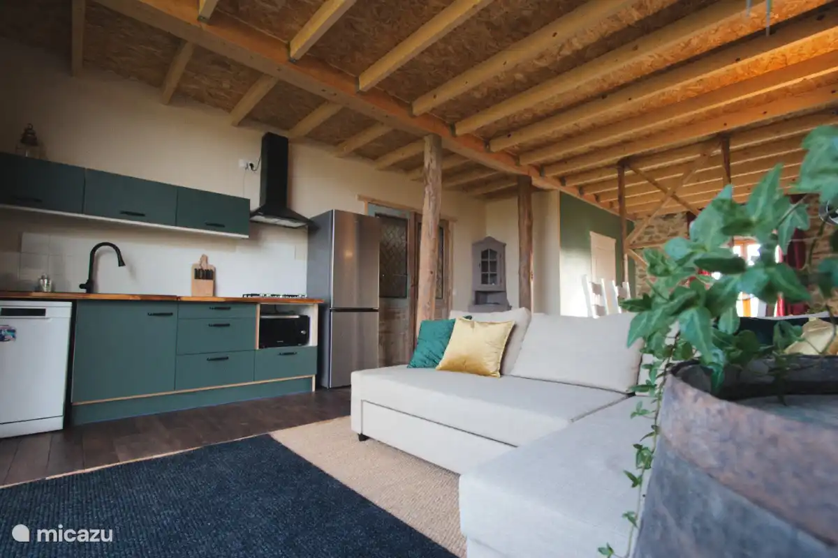 Comfortabele woonkamer en volledig uitgeruste keuken