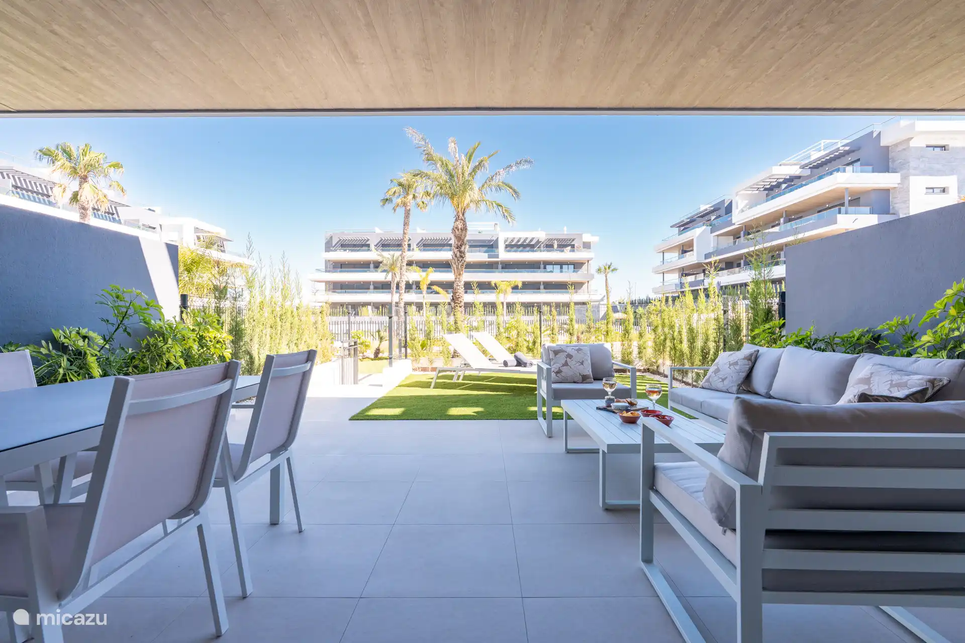 60 m² Terrasse mit Sonne neben dem Pool