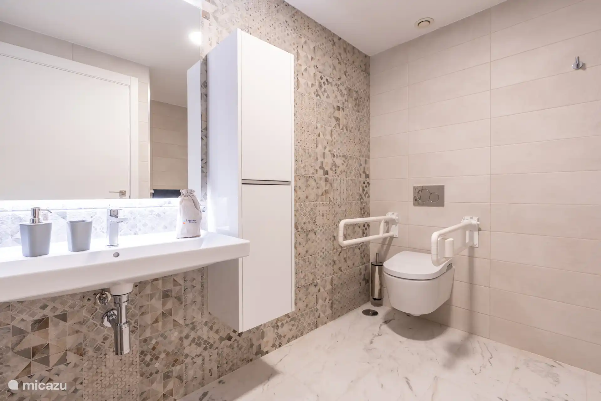 Badezimmer 1 (Hauptbad, umgebaut)

Dieses eigen-suite-Bad ist vom Hauptschlafzimmer aus über eine Drehtür mit einem 90 cm langen Durchgang zugänglich. Das gesamte Badezimmer hat rutschfeste Fliesen.