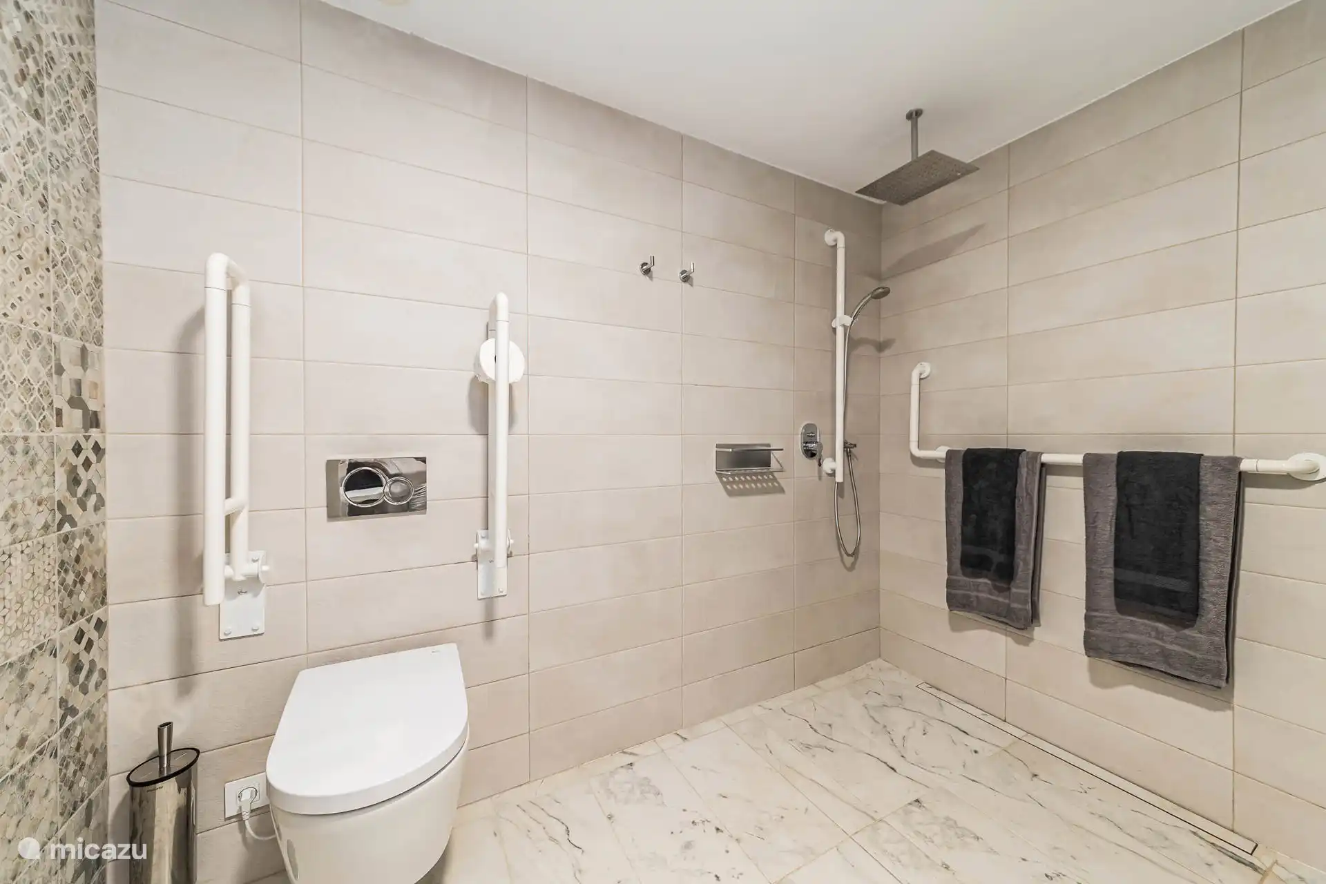 Badkamer met aangepaste douch en antislip