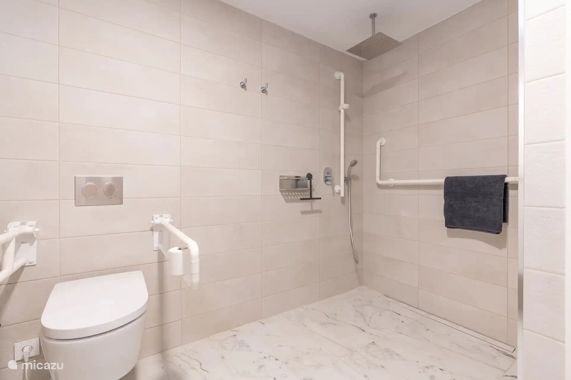 Badezimmer 1 (Hauptbad, umgebaut)

Dieses eigen-suite-Bad ist vom Hauptschlafzimmer aus über eine Drehtür mit einem 90 cm langen Durchgang zugänglich. Das gesamte Badezimmer hat rutschfeste Fliesen.