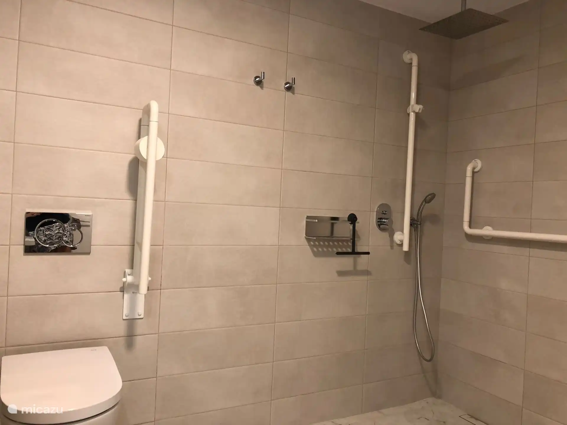 Badkamer aangepast voor mensen met beperking.