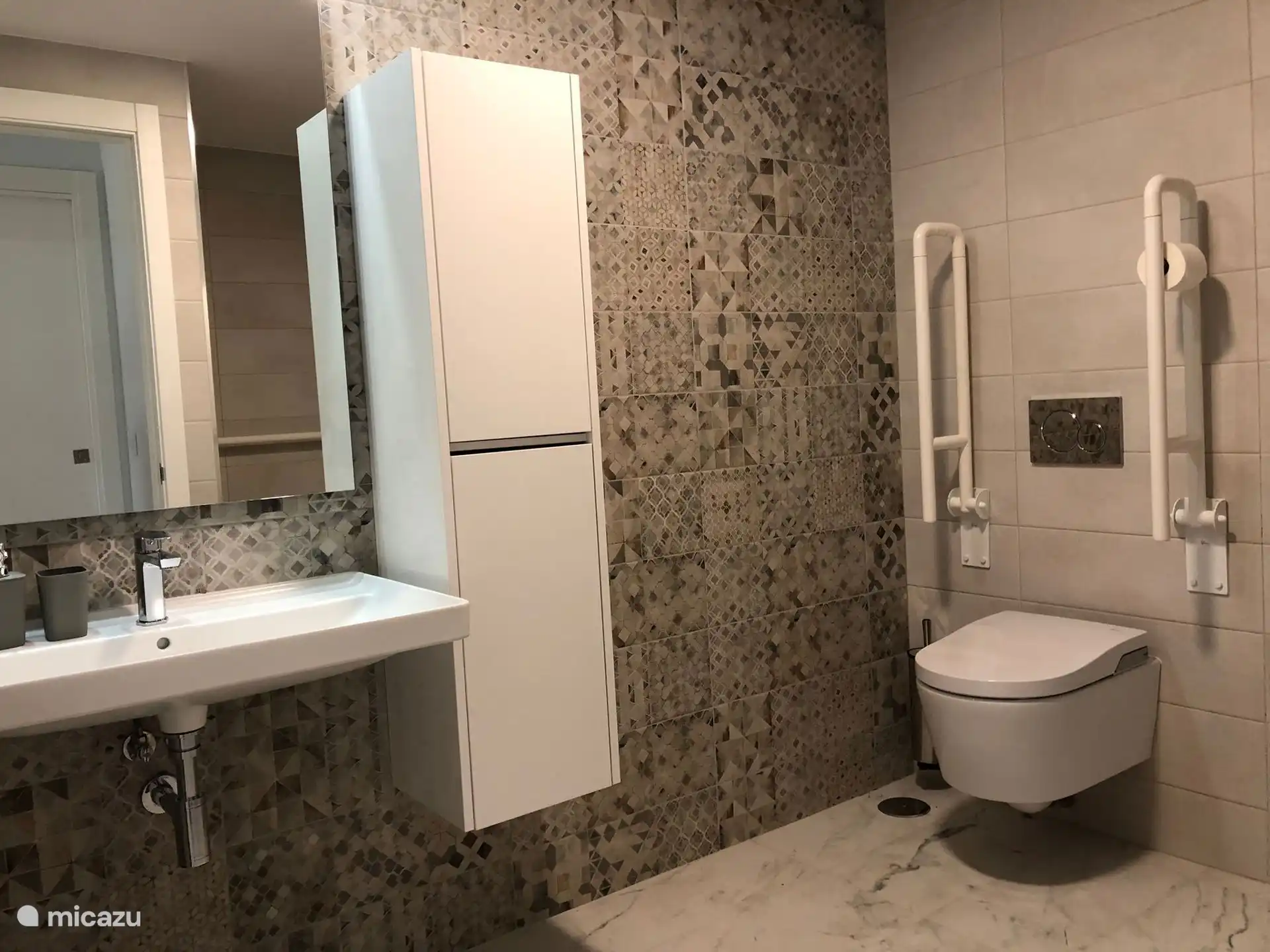 Badkamer aangepast voor mensen met beperking.