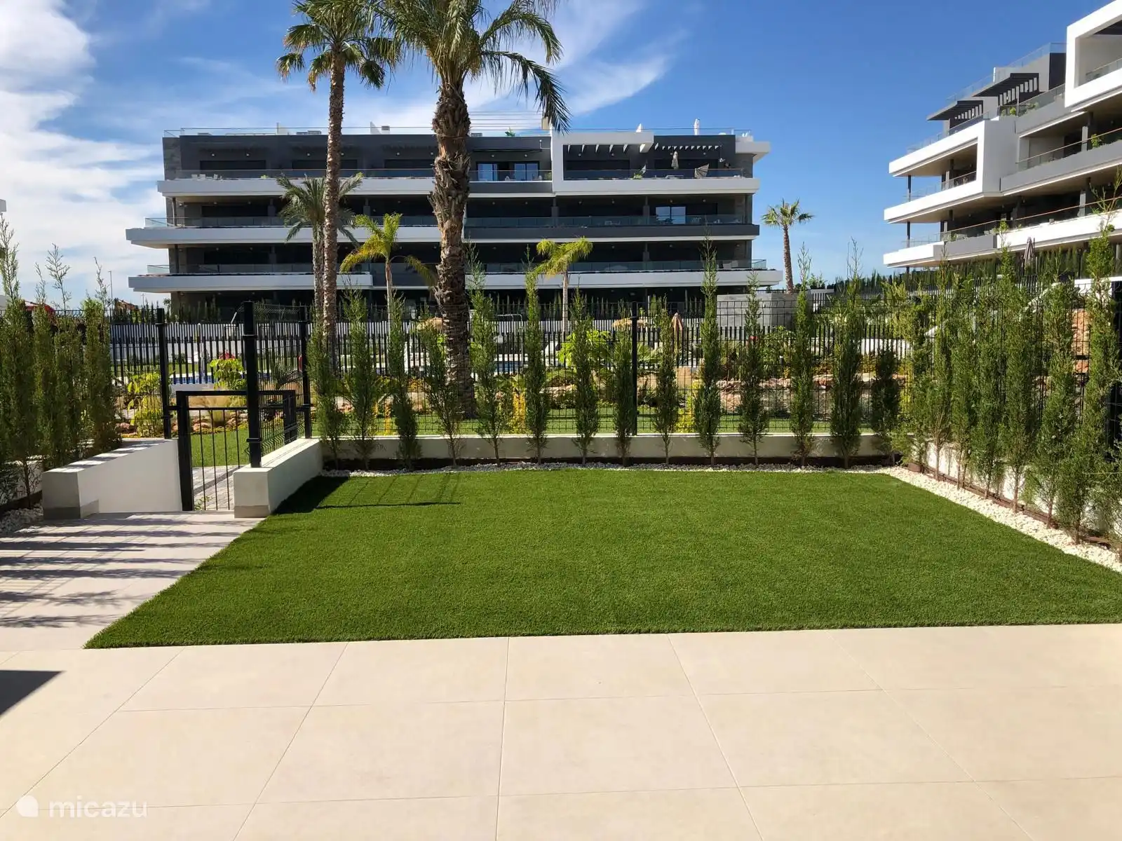 Terraza con vistas a la piscina