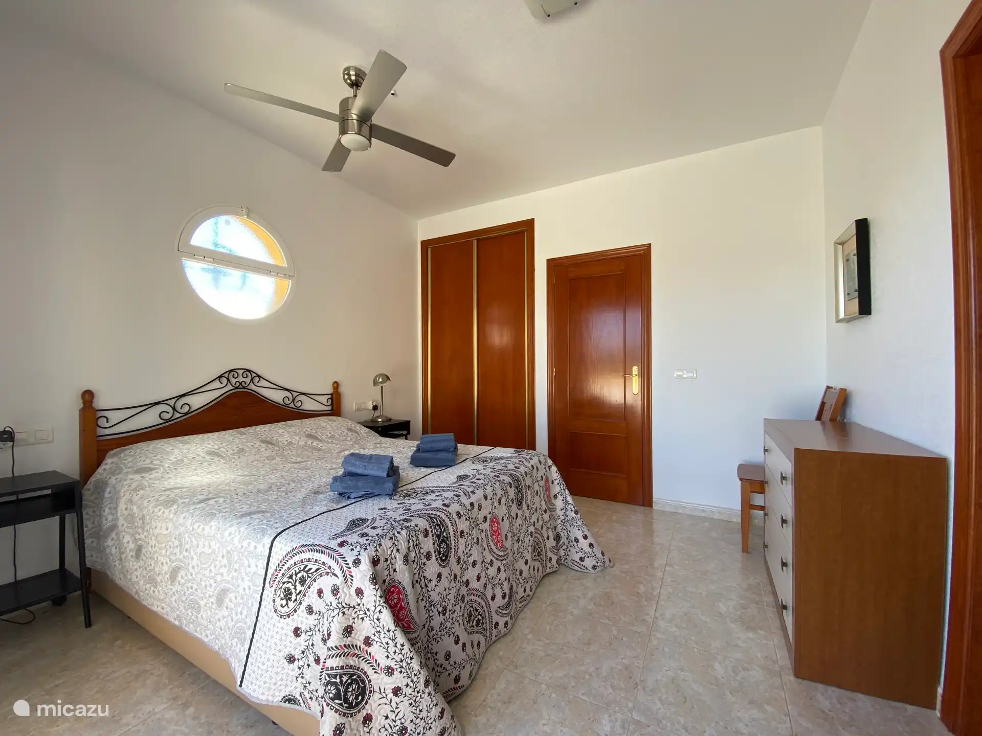 Schlafzimmer 3 im Obergeschoss mit Einbauschränken, eigenem Badezimmer und großer Terrasse