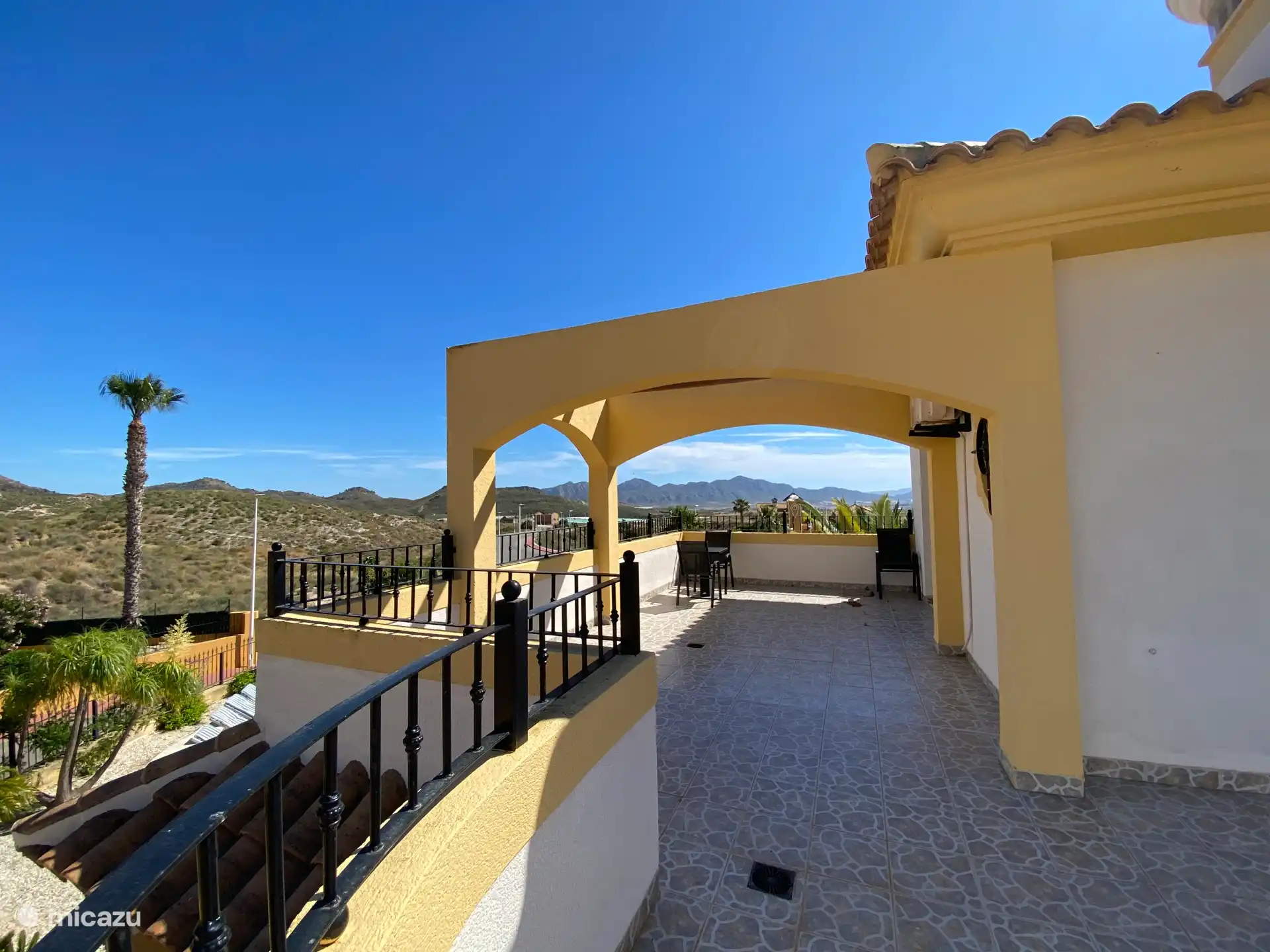 Obere Terrasse mit Sitzgelegenheiten
