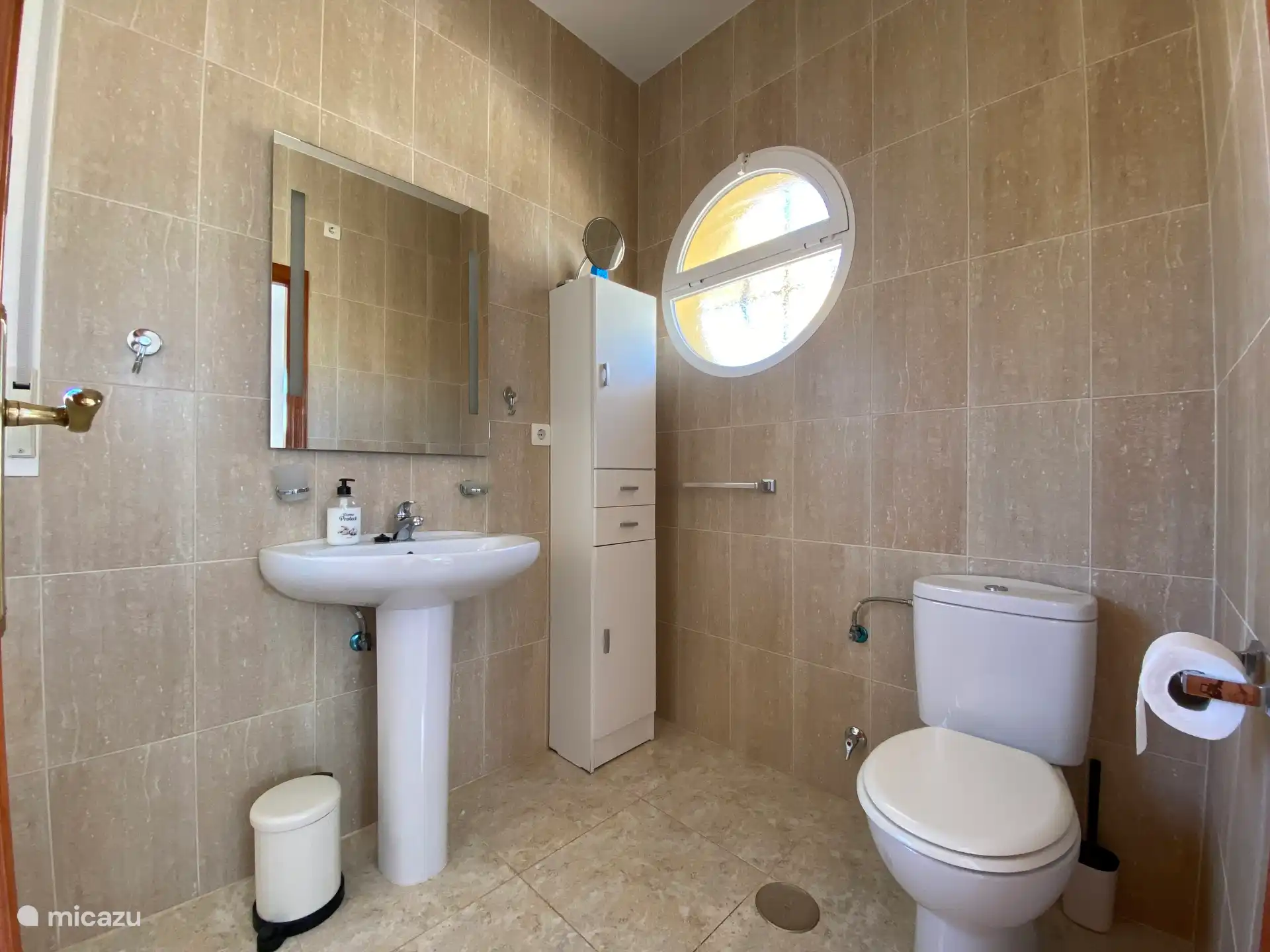 Badezimmer im Obergeschoss mit Dusche