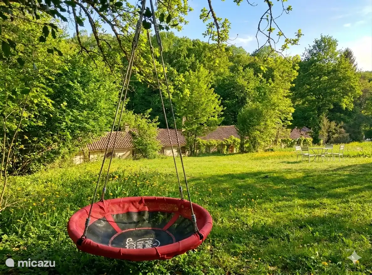 Nest swing in the garden