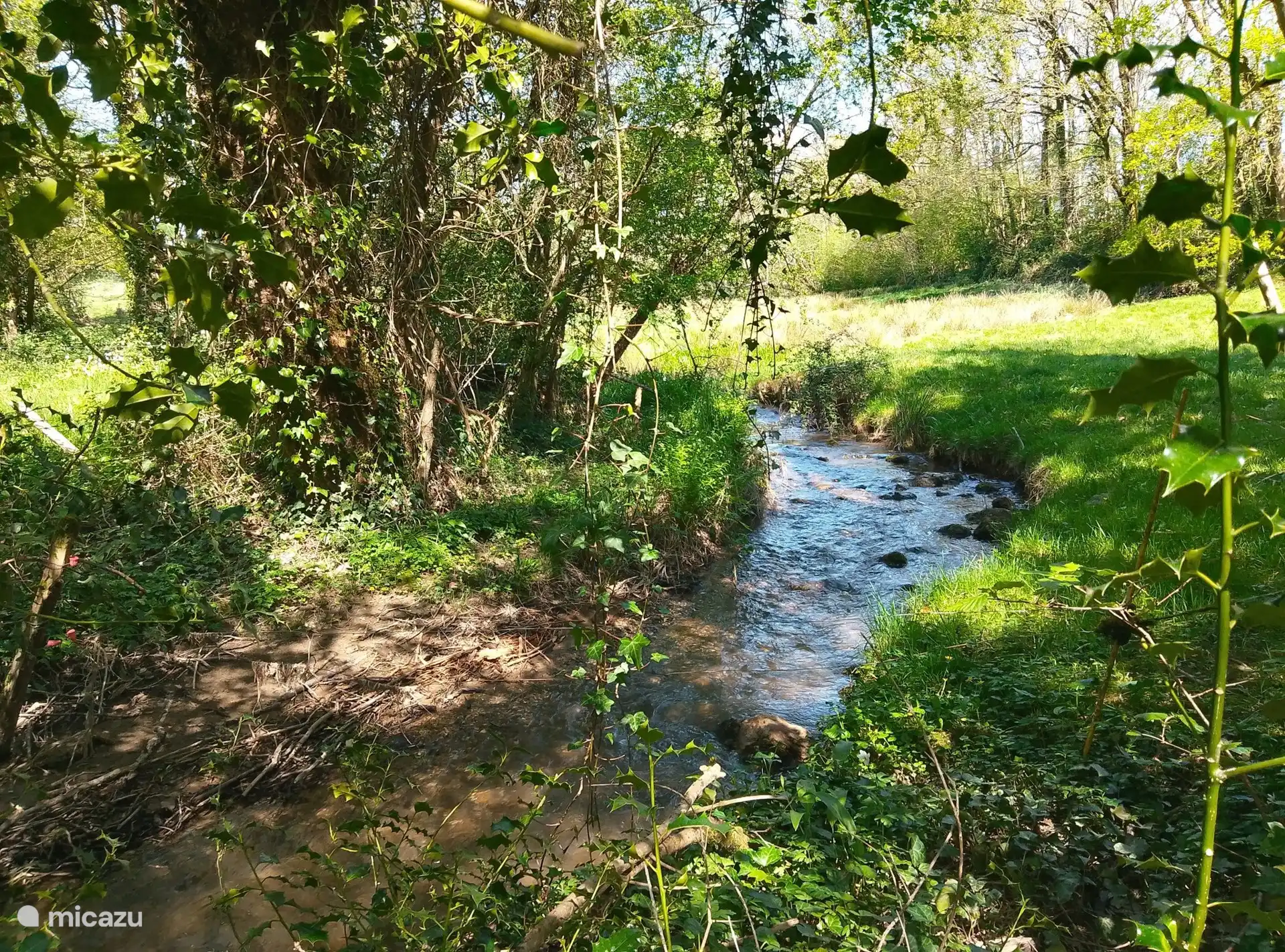 We border the river 'Les Jinchères'