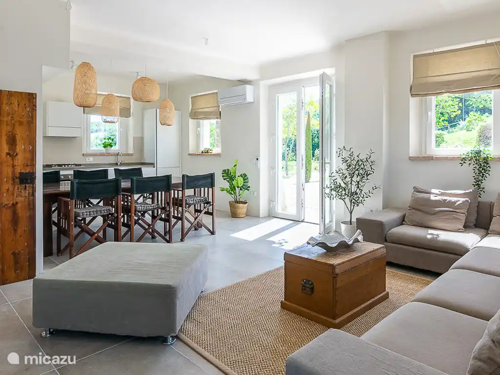 Woonkamer met open kitchen