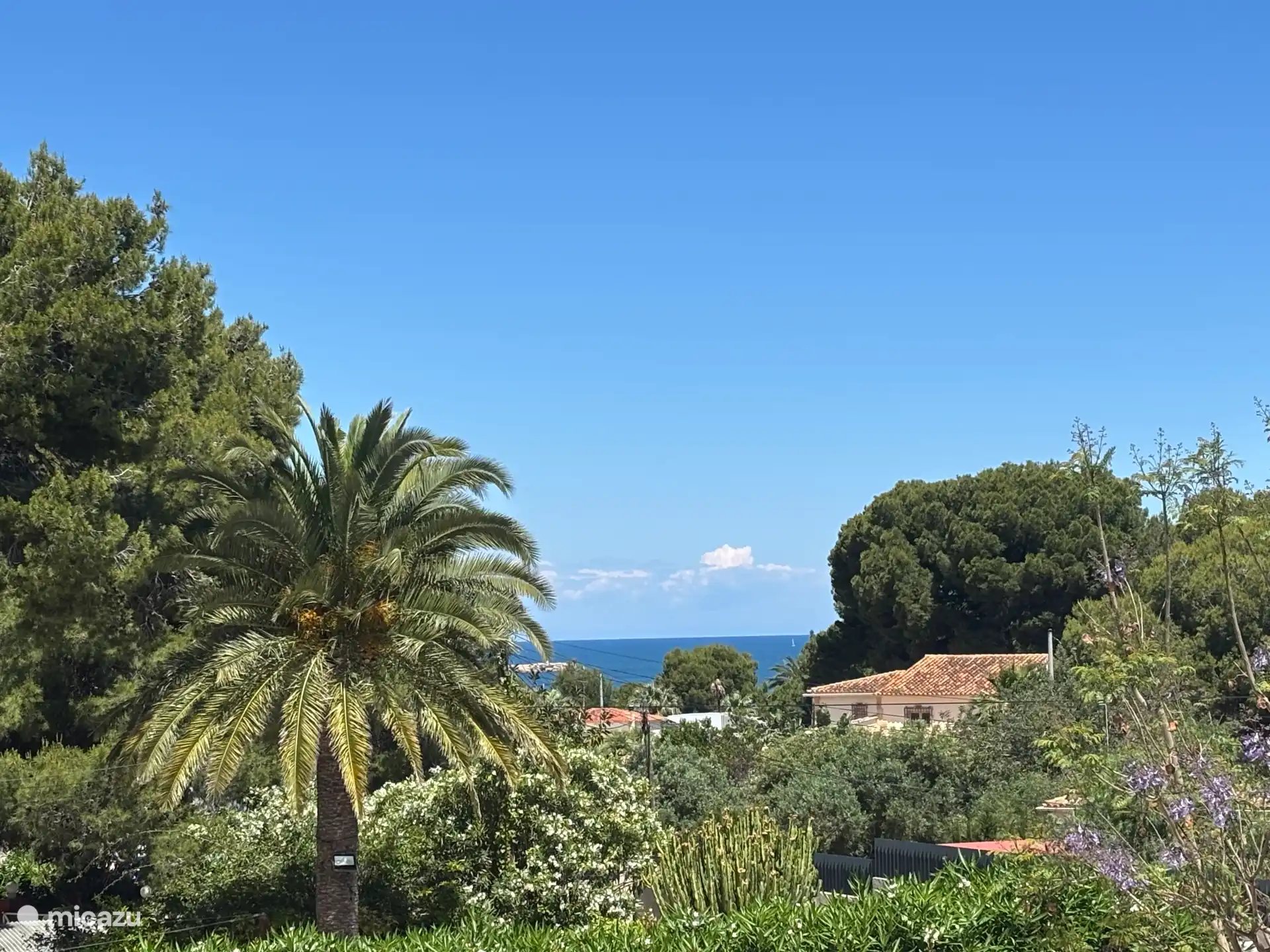Uitzicht zee vanaf het balkon