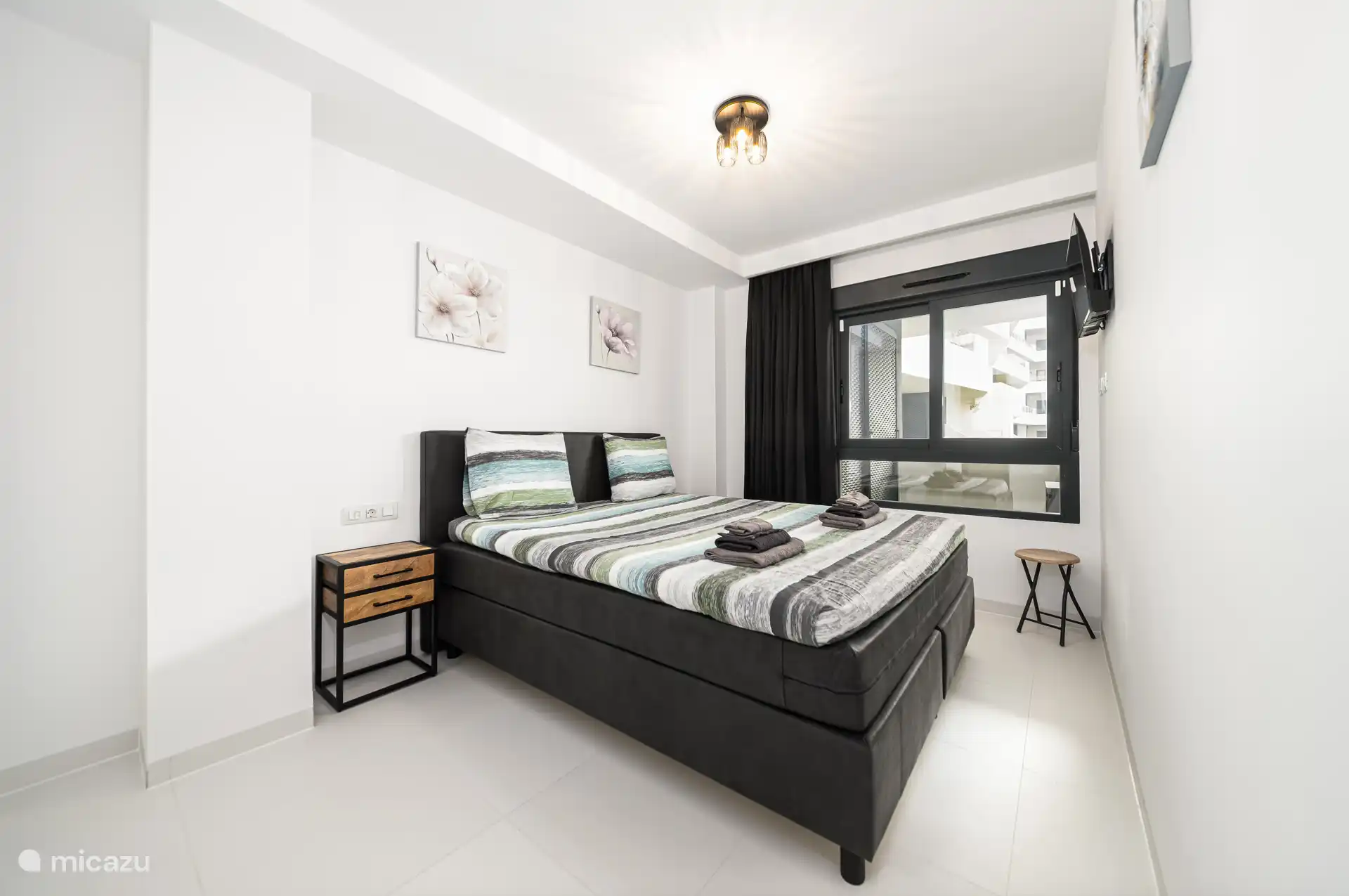 Grote slaapkamer tweepersoons bed (180 X 220) Vaste inbouwkast, smart tv , airco (verwarmen en koelen)