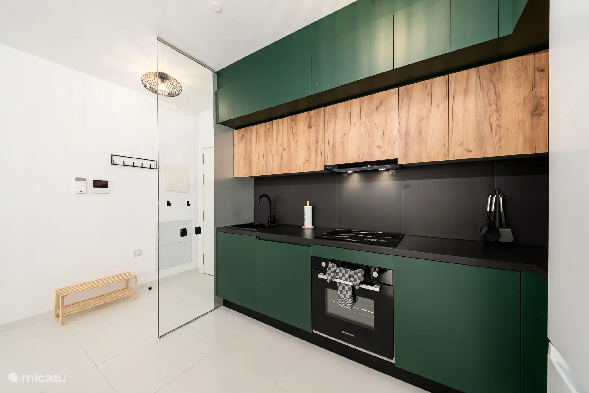 Open Keuken met Vaatwasser, Oven, Magnetron, Koel/vrieskast, Dolce Gusto, Waterkoker en Electrische-Kookplaat.