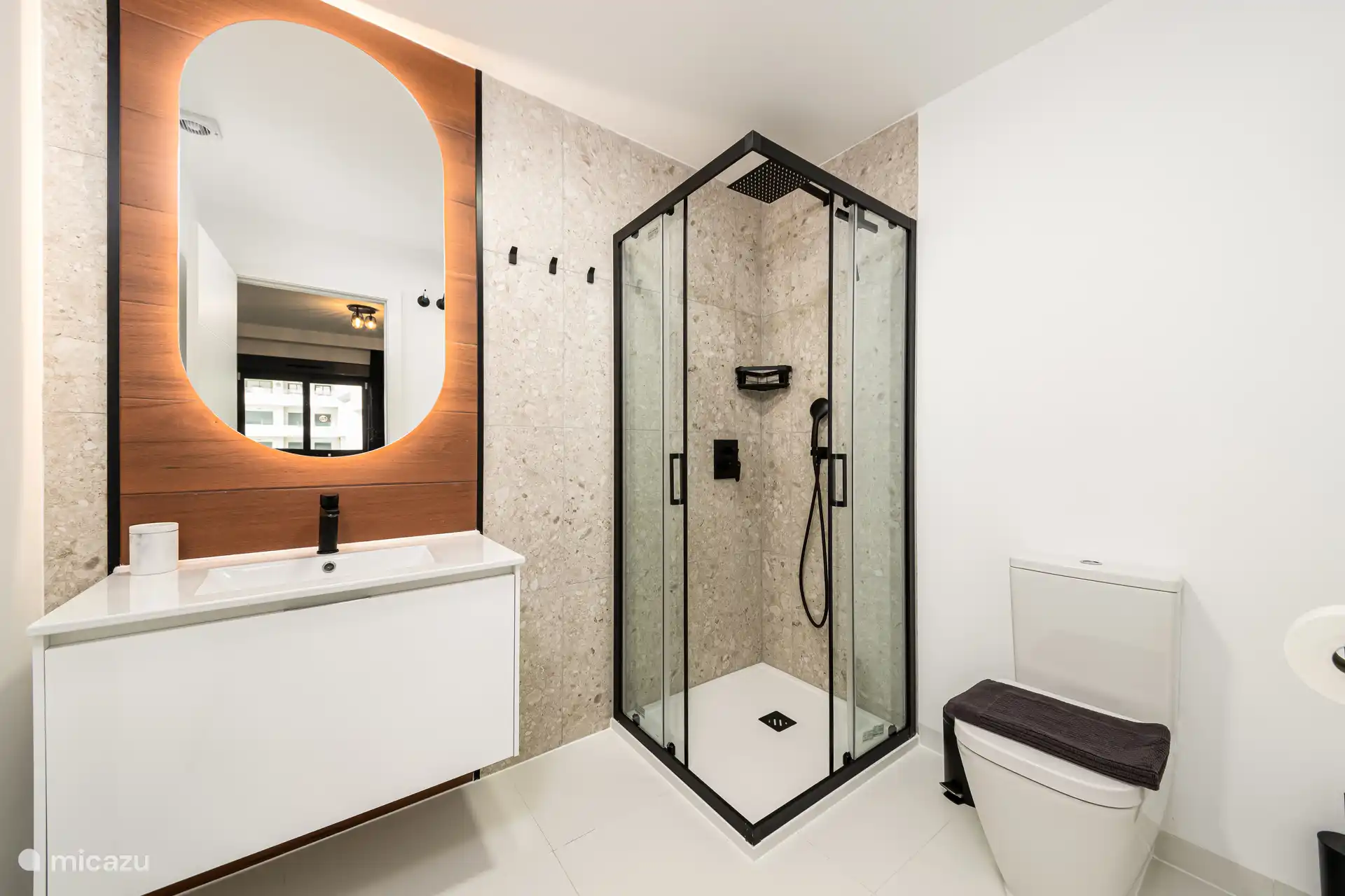 Twee Badkamers met regendouche, wastafel en toilet 