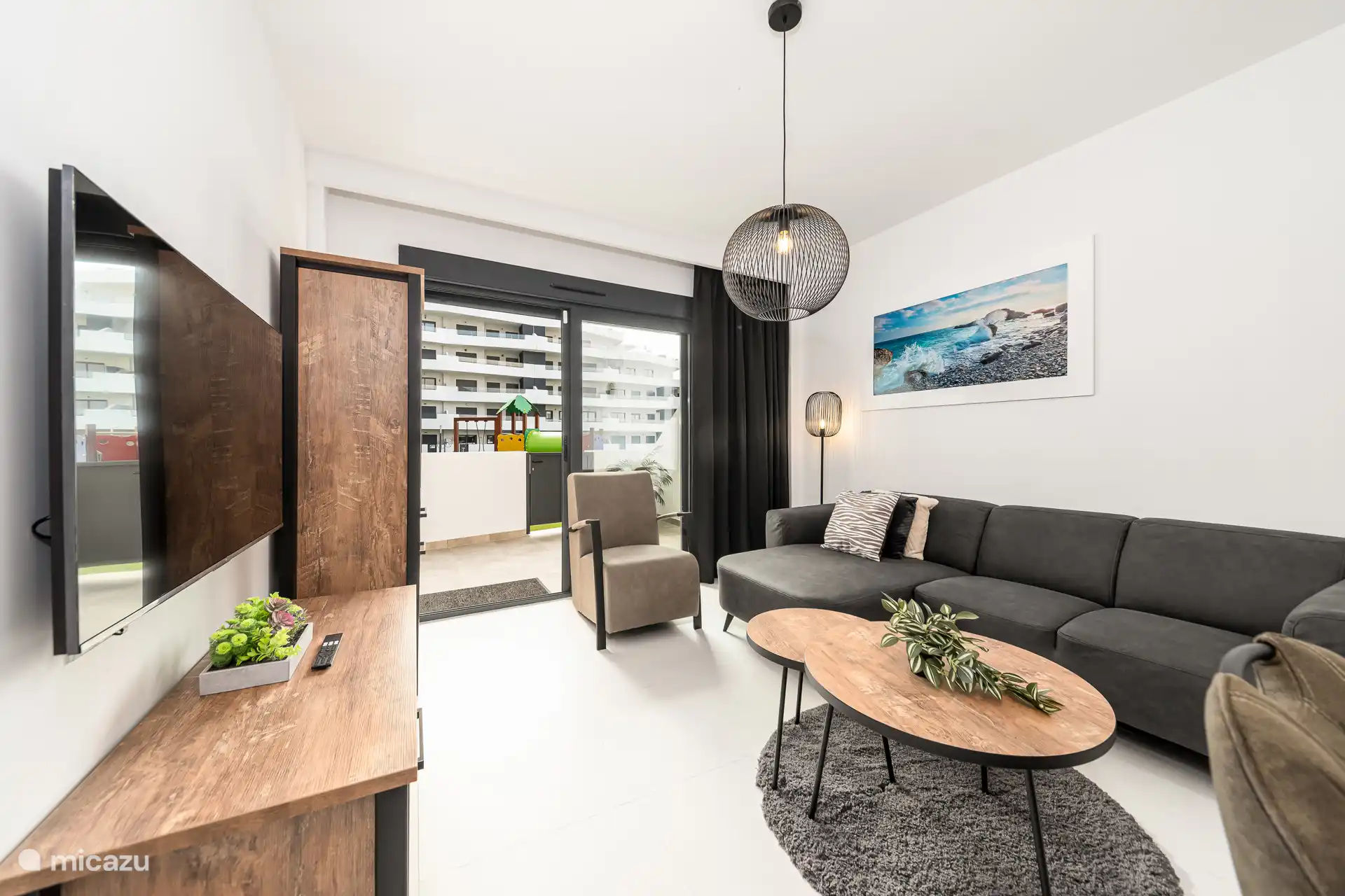 Vanuit woonkamer via schuifdeur toegang naar ruim terras.