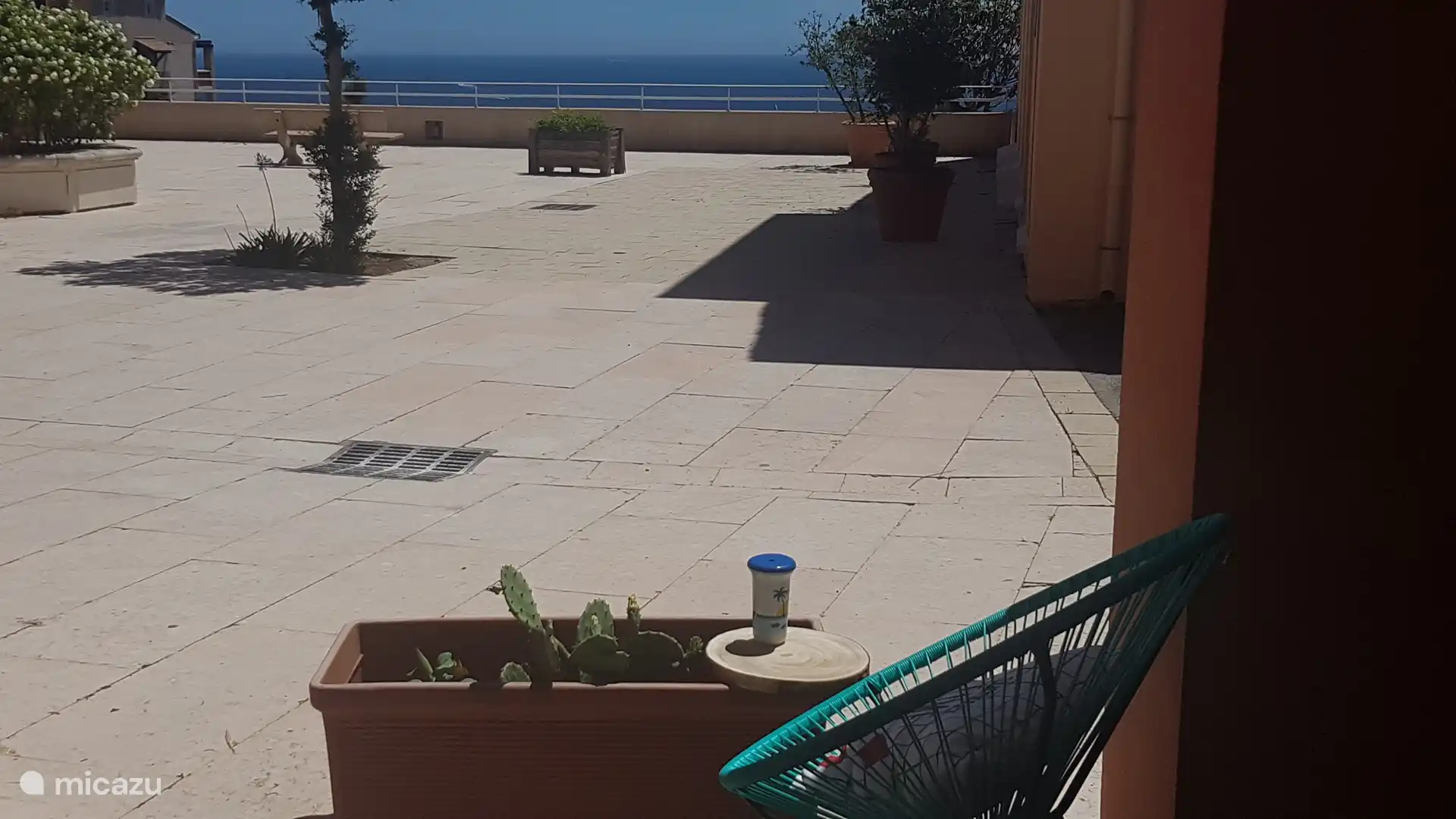 Terras met 2 kamers