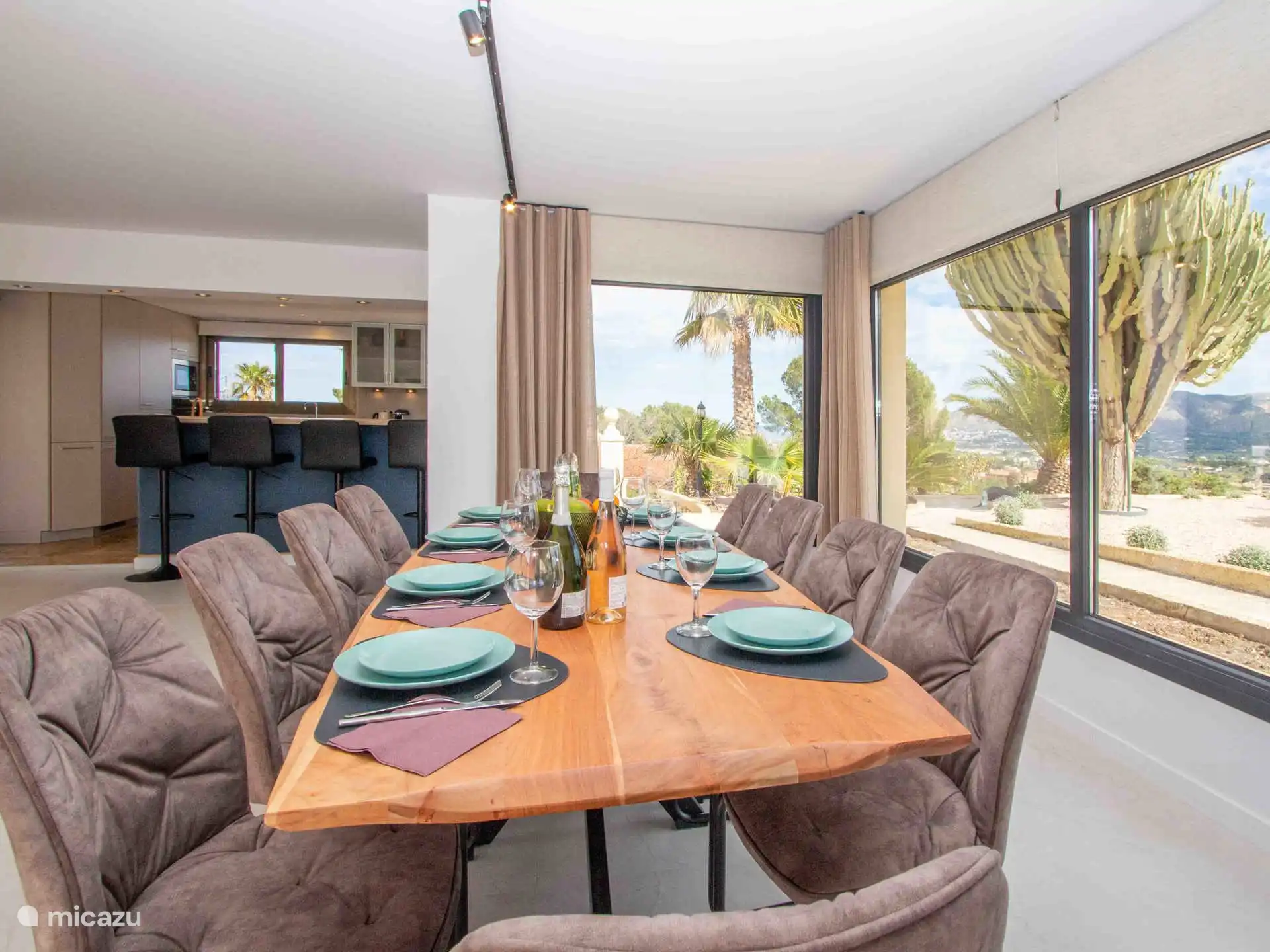 Villa Muchavista - The living room with dining table