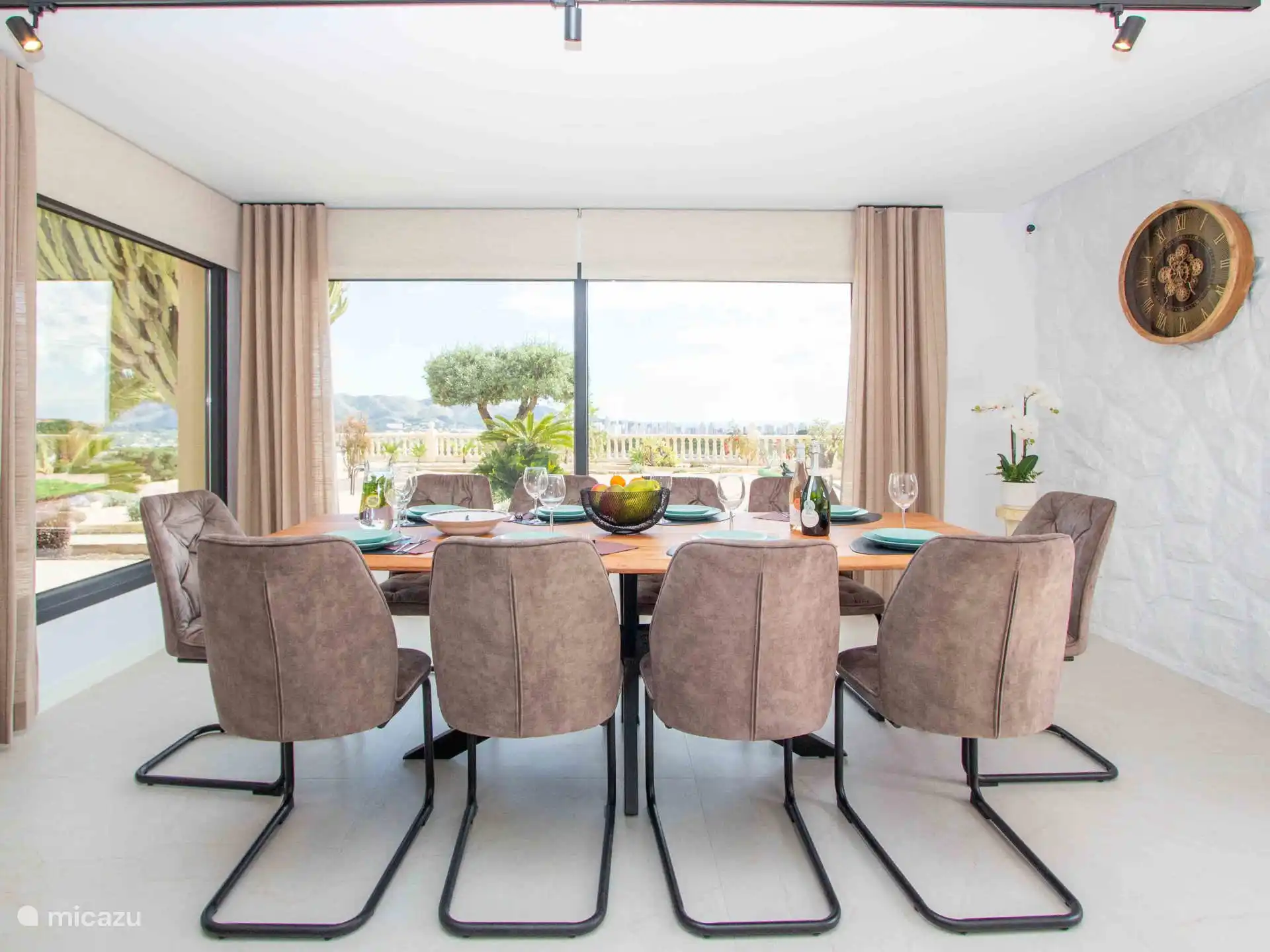 Villa Muchavista - The living room with dining table