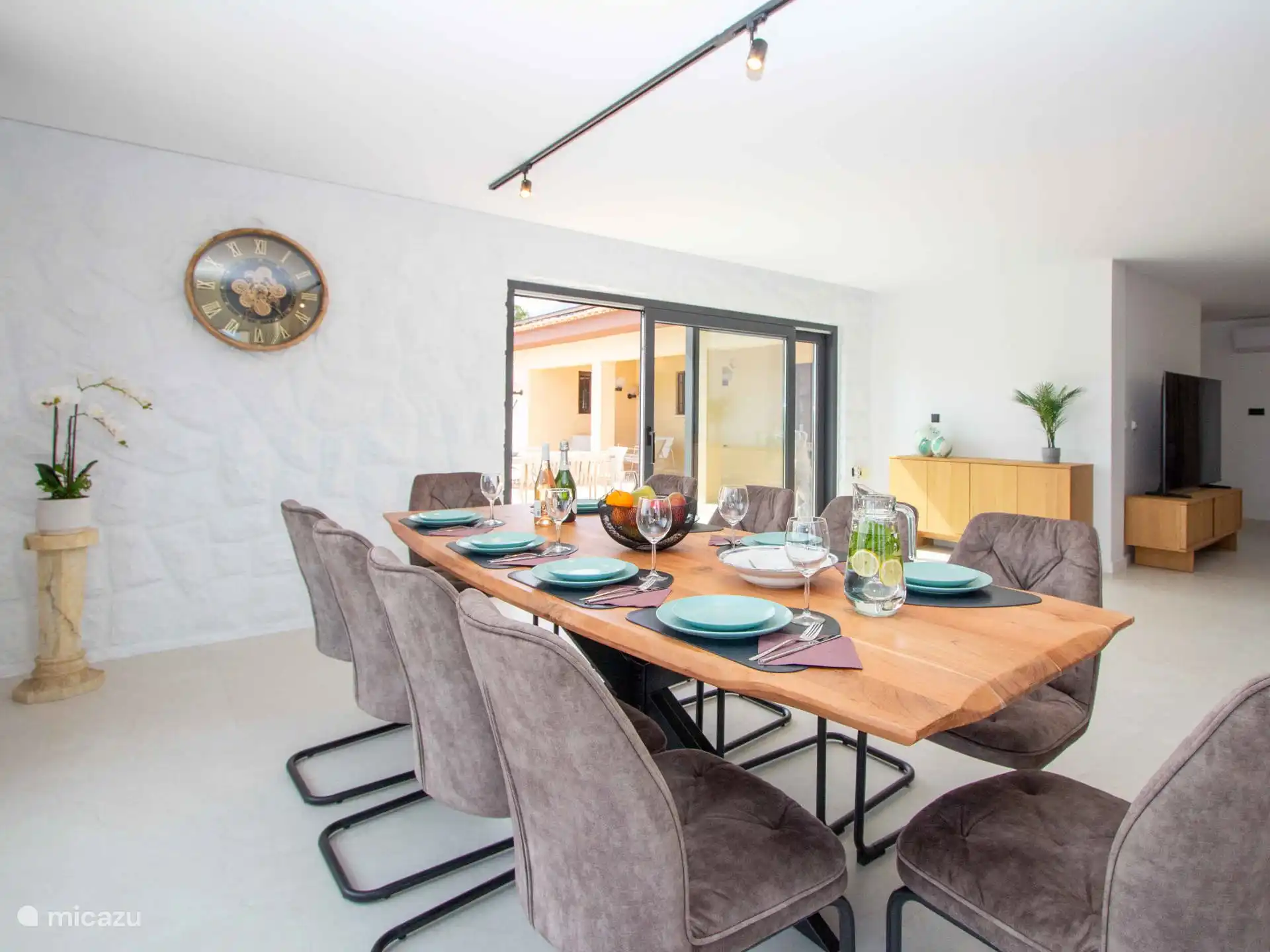 Villa Muchavista - The living room with dining table