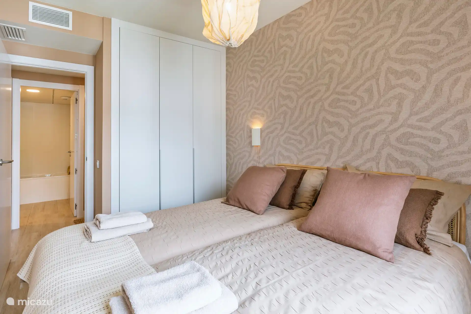 Schlafzimmer mit Doppelbett