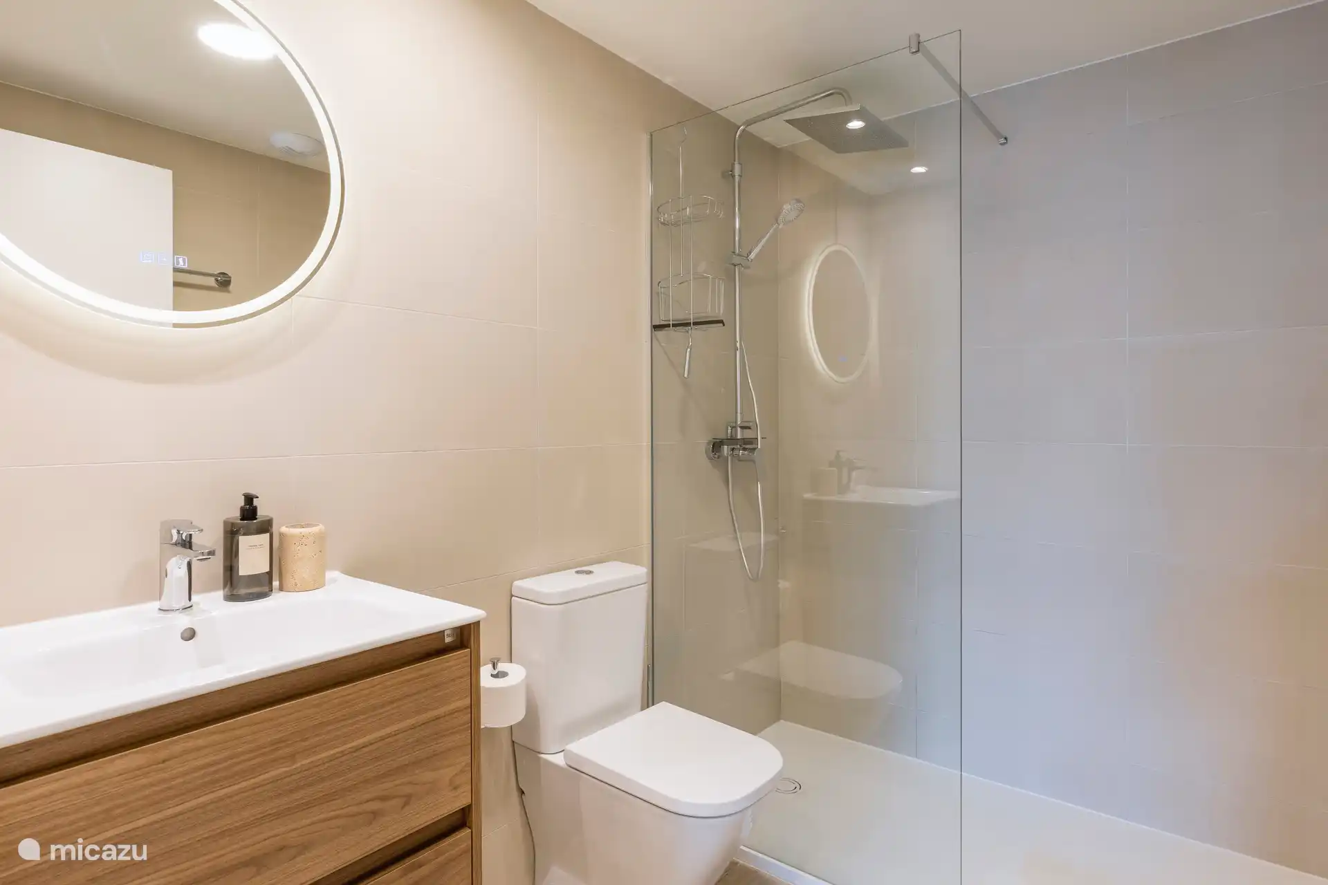 Badezimmer mit begehbarer Dusche 