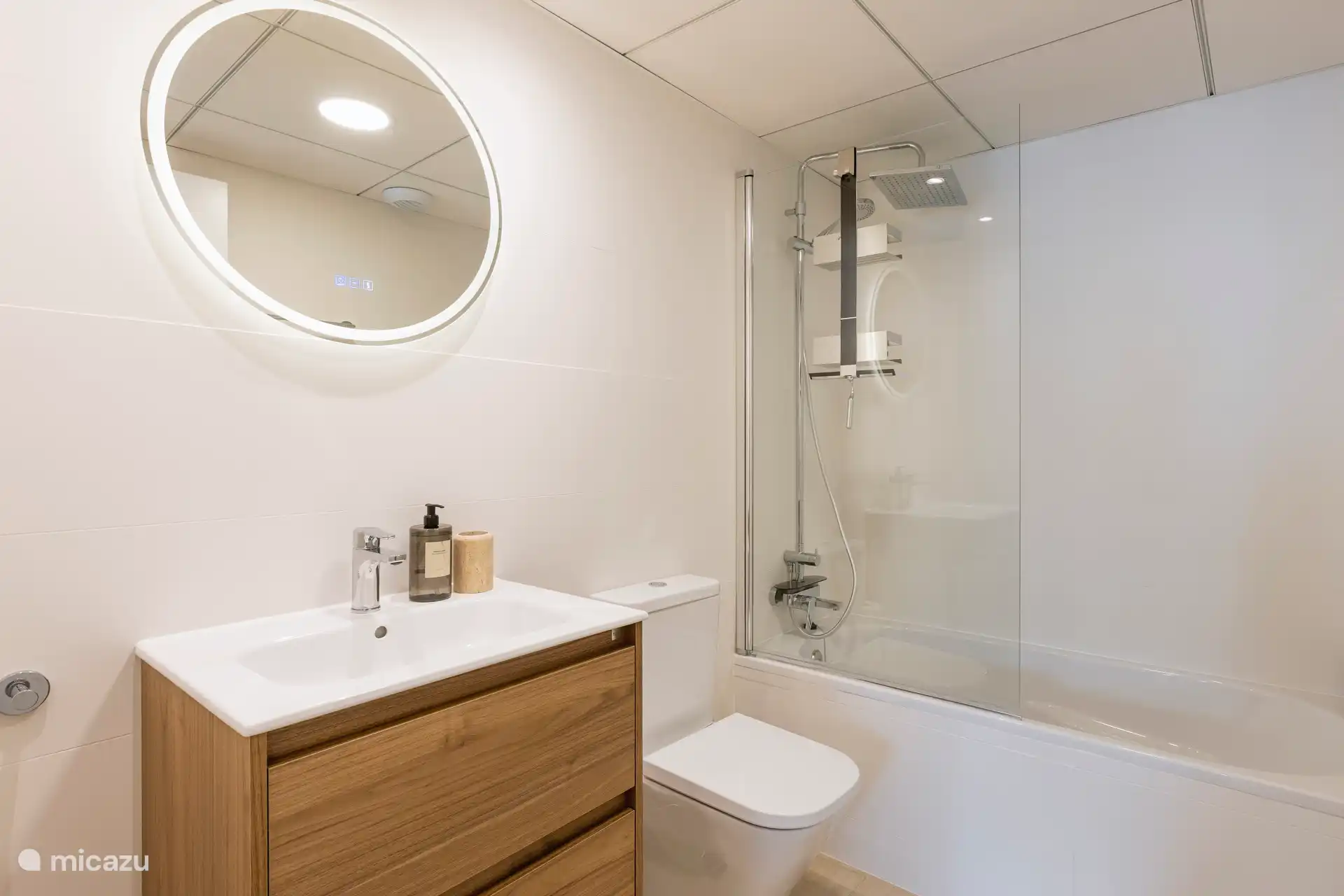 Badezimmer mit Badewanne
