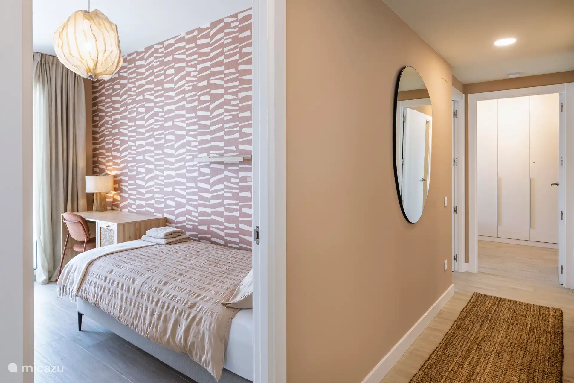 Schlafzimmer und Flur