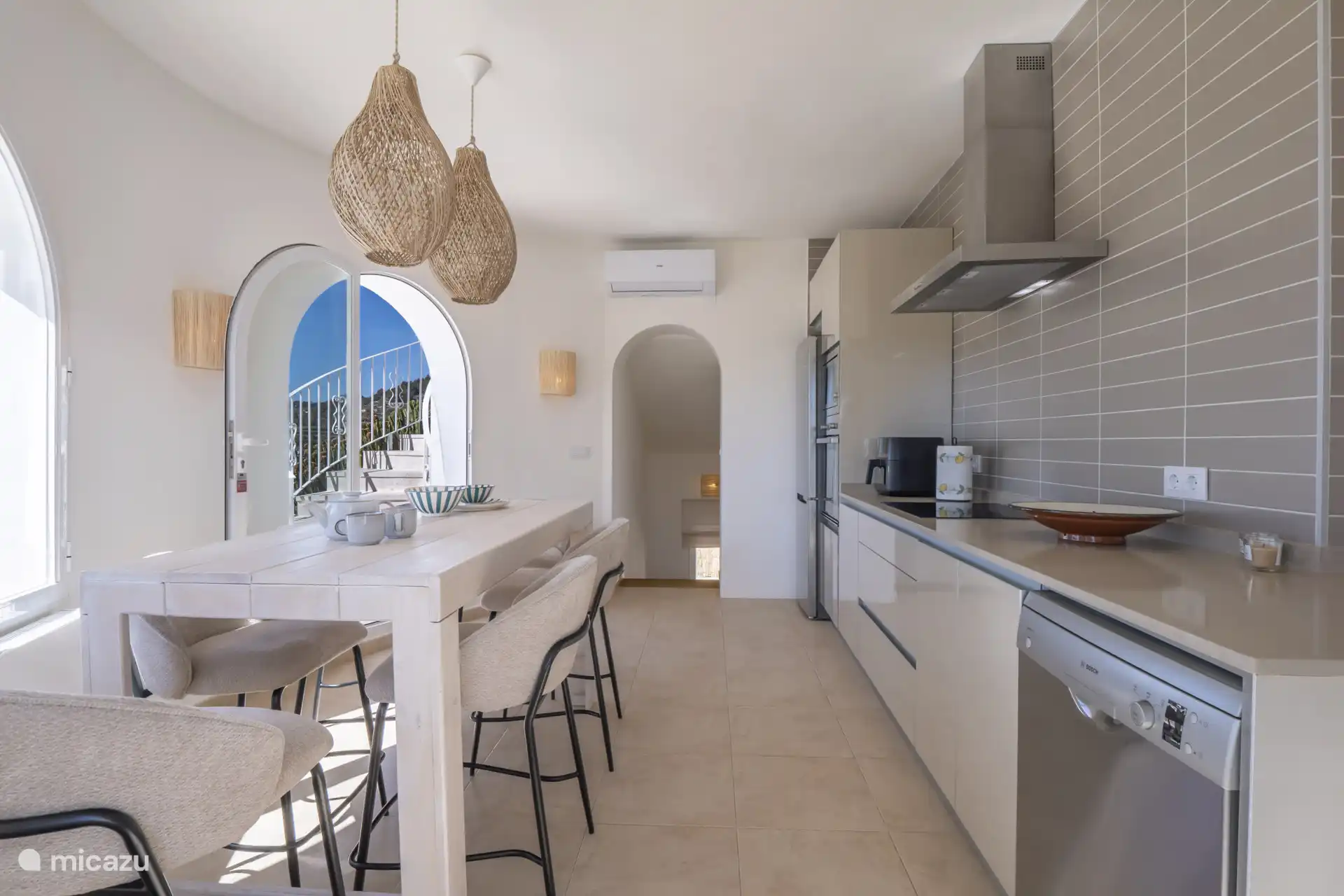 De open keuken is volledig uitgerust en vormt het hart van de woning.