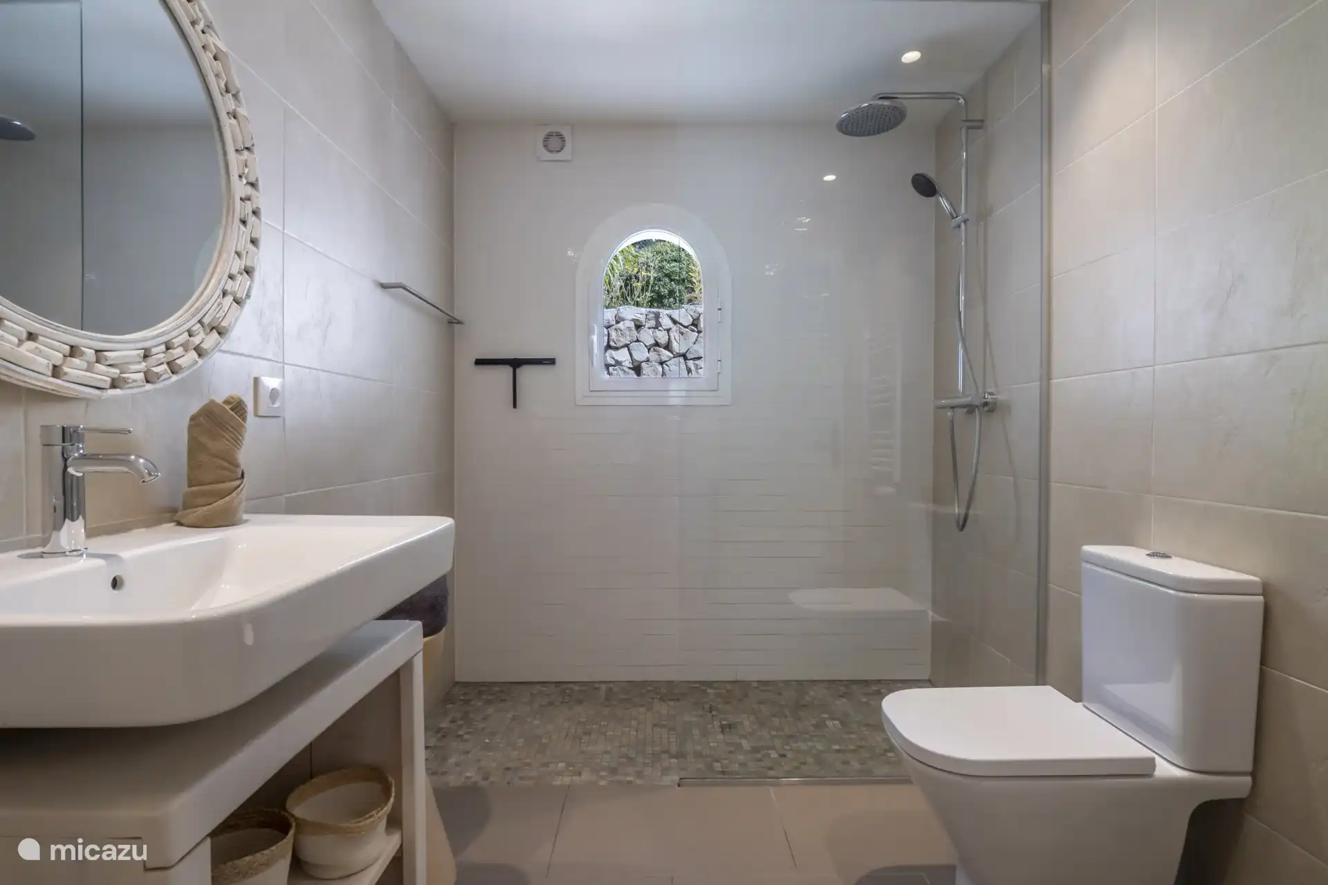 Badkamer 2: Op de eerste verdieping, inloop douche, toilet en enkele wastafel.
