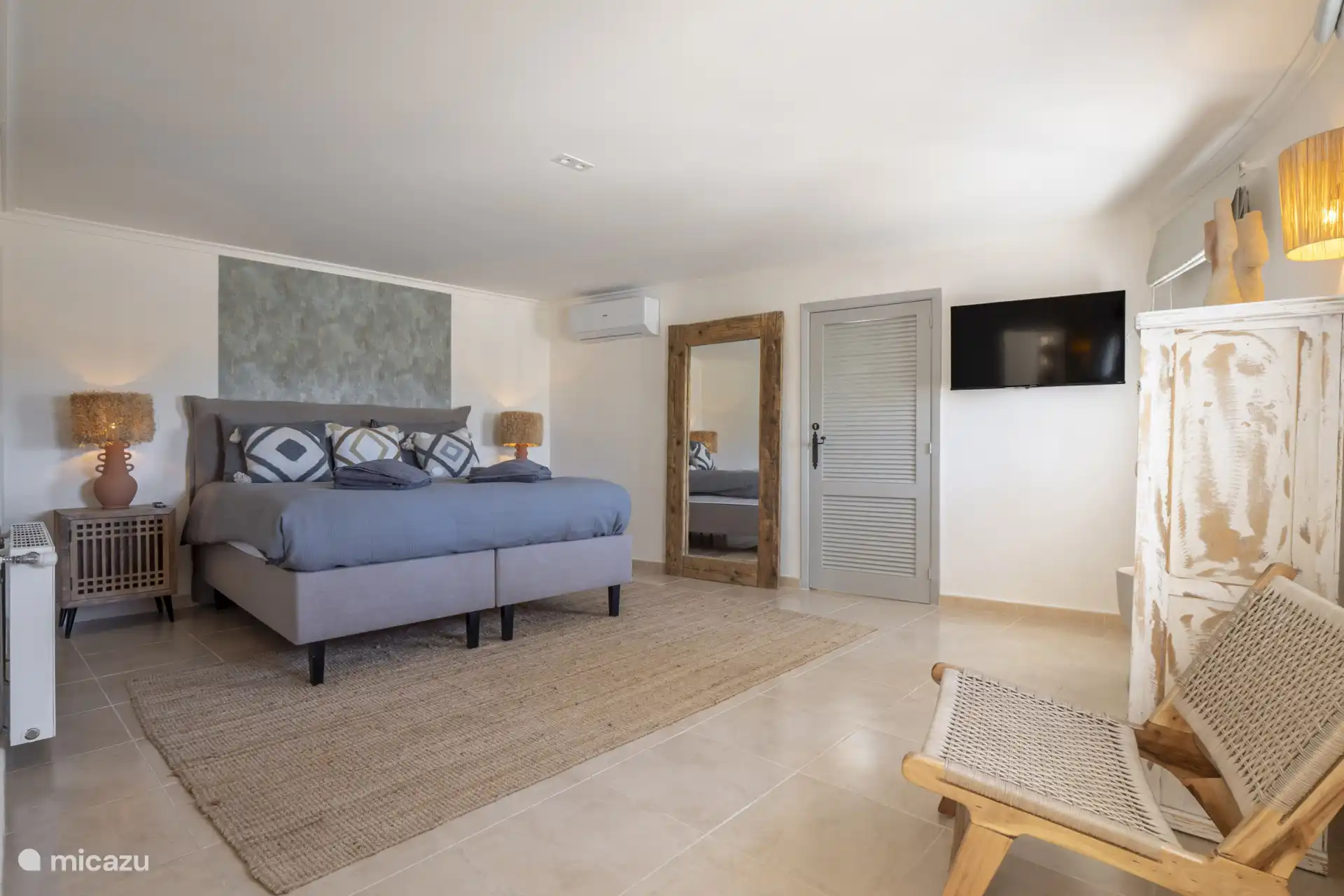 Met vier comfortabele slaapkamers en drie moderne badkamers is er volop ruimte voor familie en vrienden.