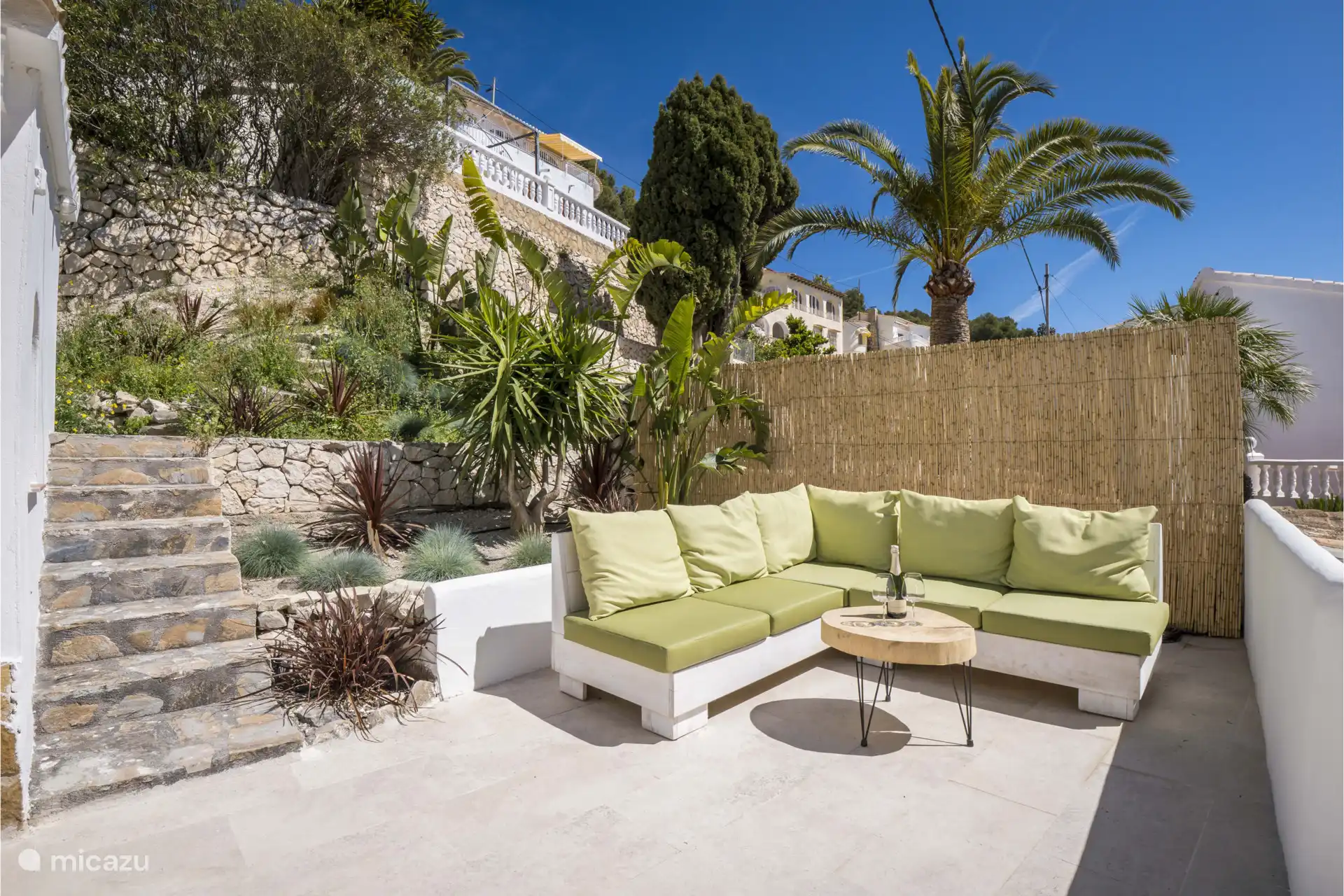 Achter de villa vind je nog een heerlijke loungeplek.