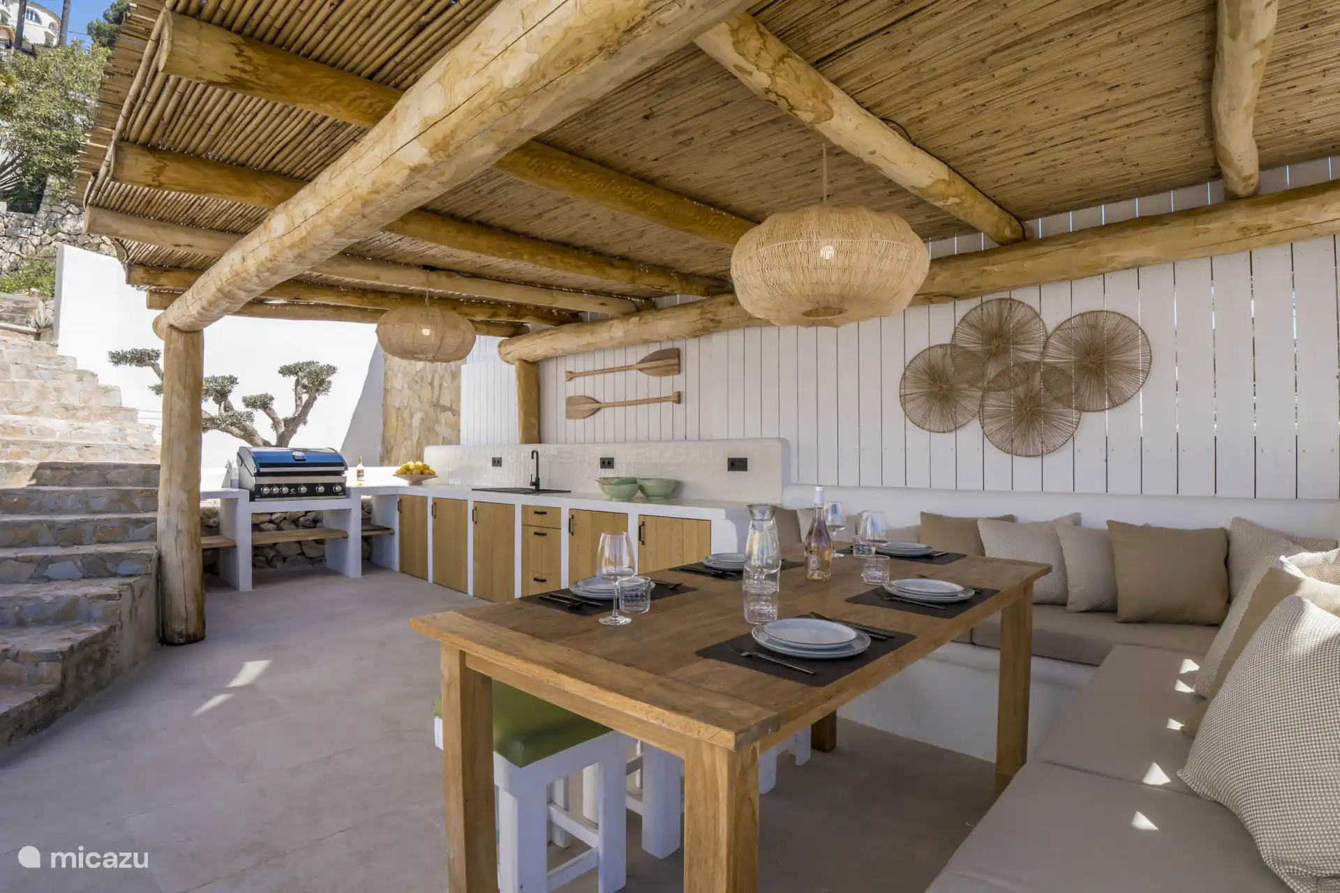 Met de grote eettafel, de luxe BBQ en de directe verbinding met de lounge en zitplekken...