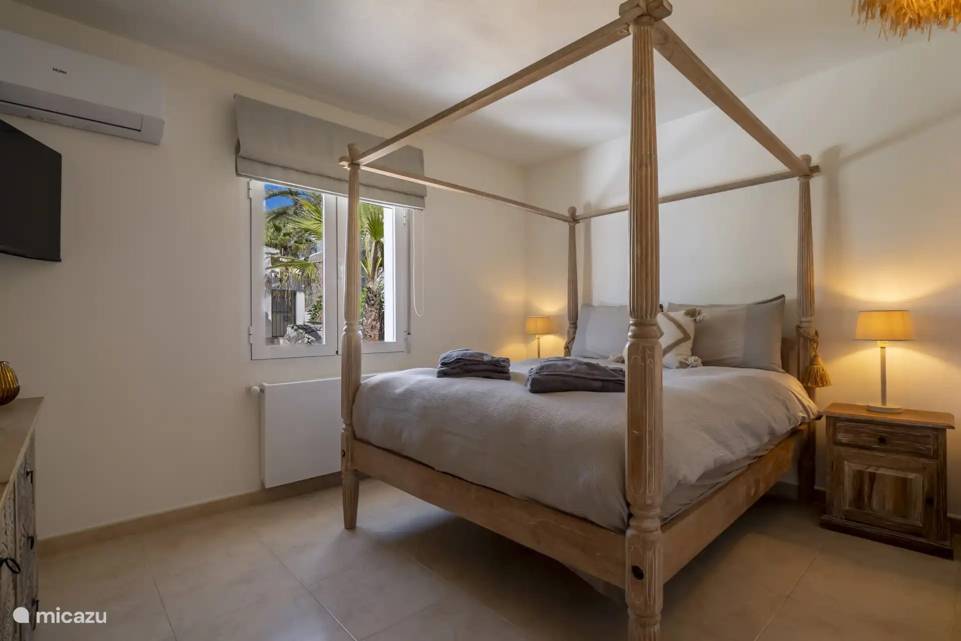 Slaapkamer 3: Op de eerste verdieping, tweepersoonsbed 160x200, airco en televisie