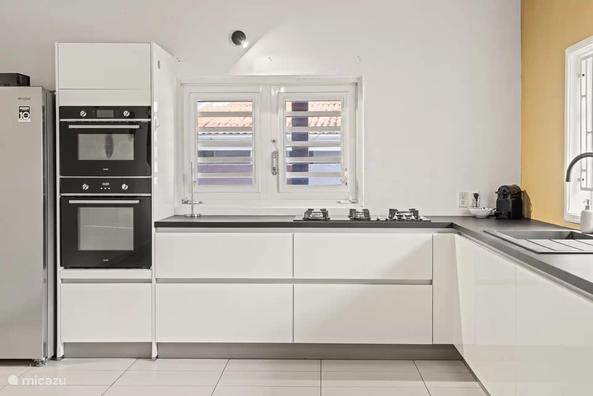 Ruime keuken met kookplaat, oven en veel werkruimte.