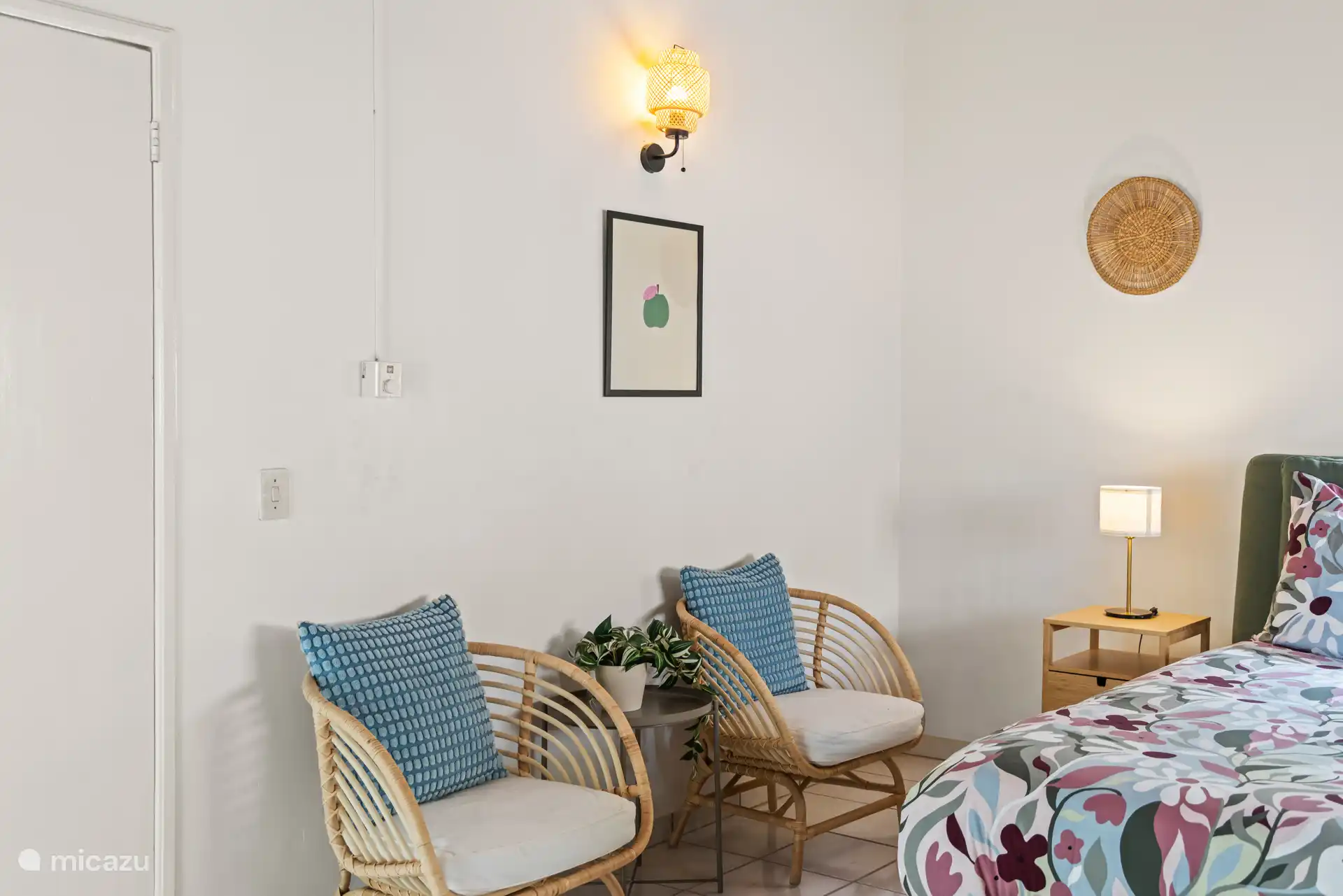 Zithoek met stoelen in de slaapkamer.