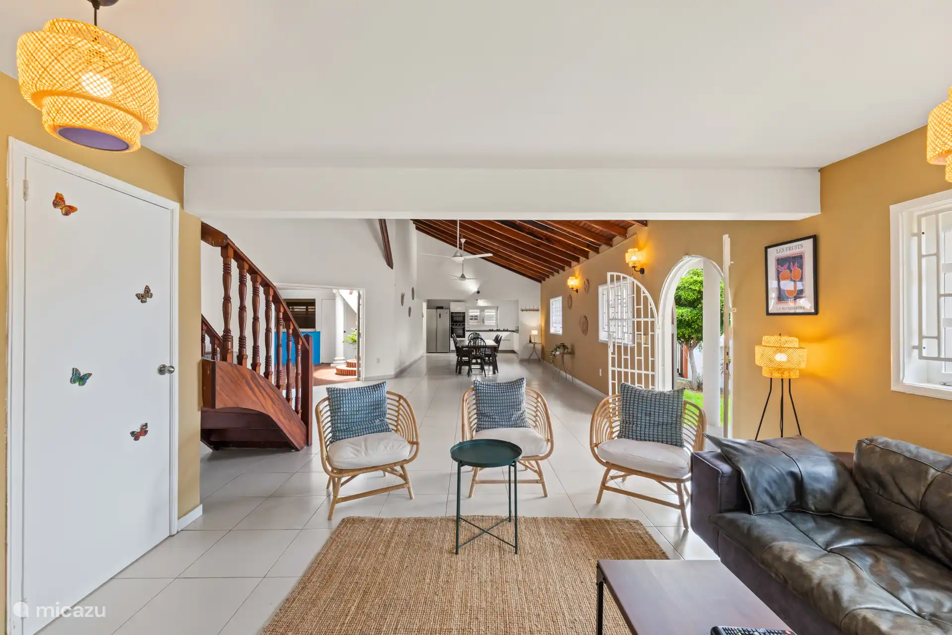 Woonkamer met zithoek en uitzicht op de eetkamer.