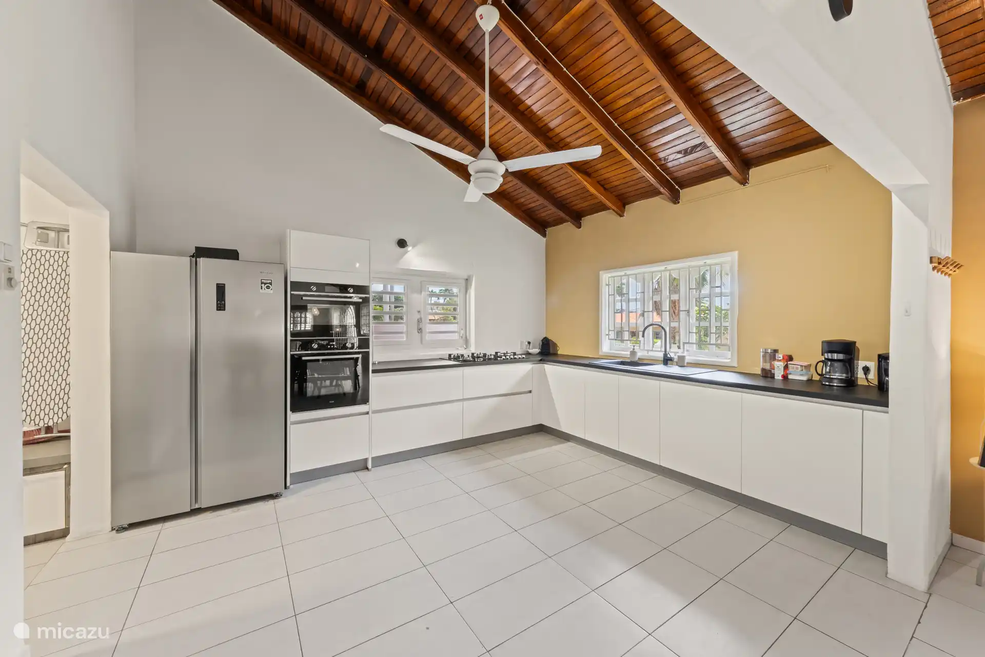 Cuisine spacieuse avec îlot de cuisson et beaucoup d’espace de travail.