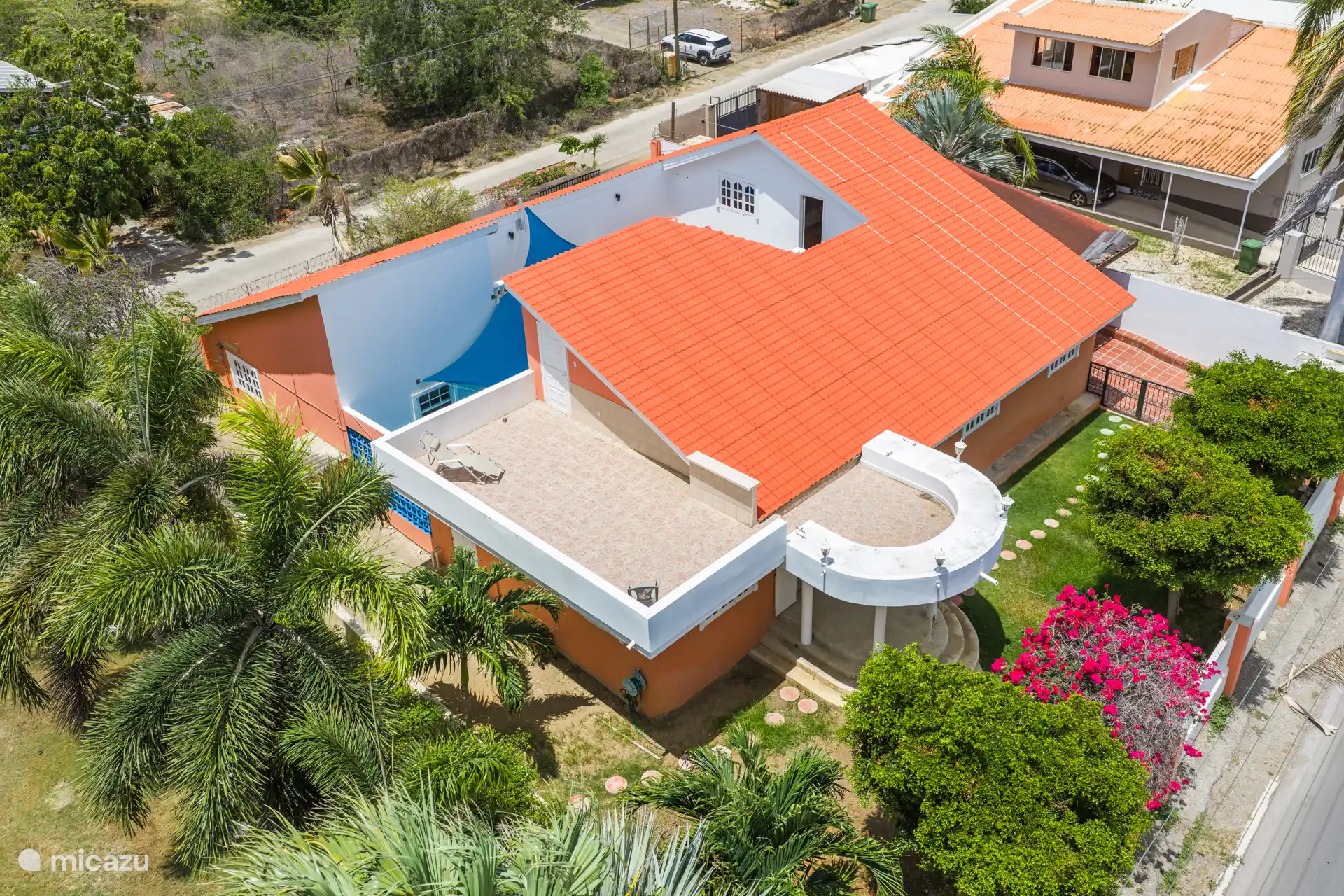 Luchtfoto van Orange Lotus Villa met tropische tuin en privézwembad.