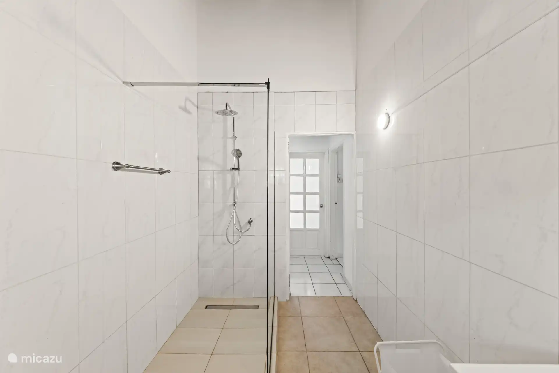 Badkamer met inloopdouche.