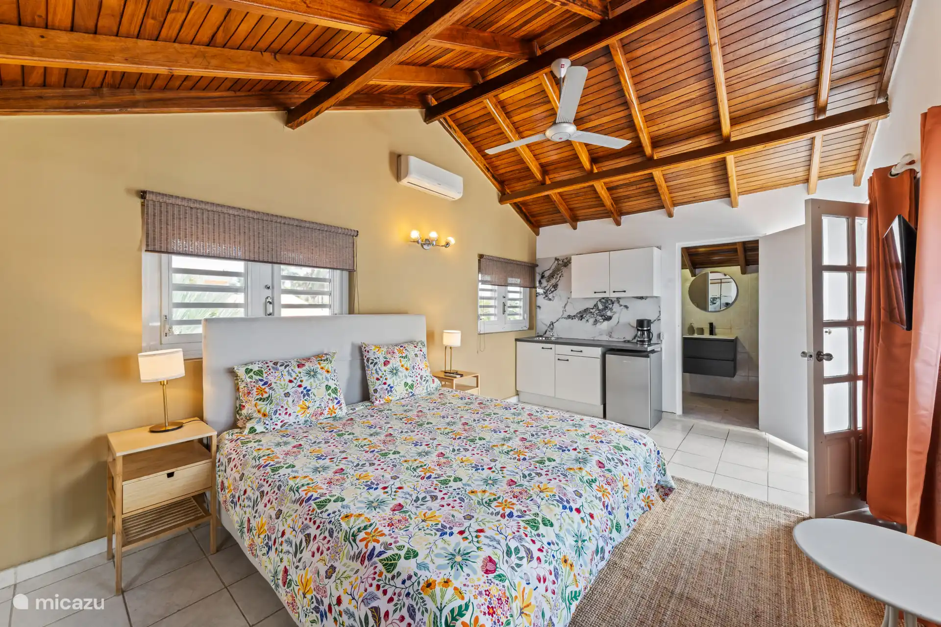 Slaapkamer op de bovenverdieping met tweepersoonsbed.