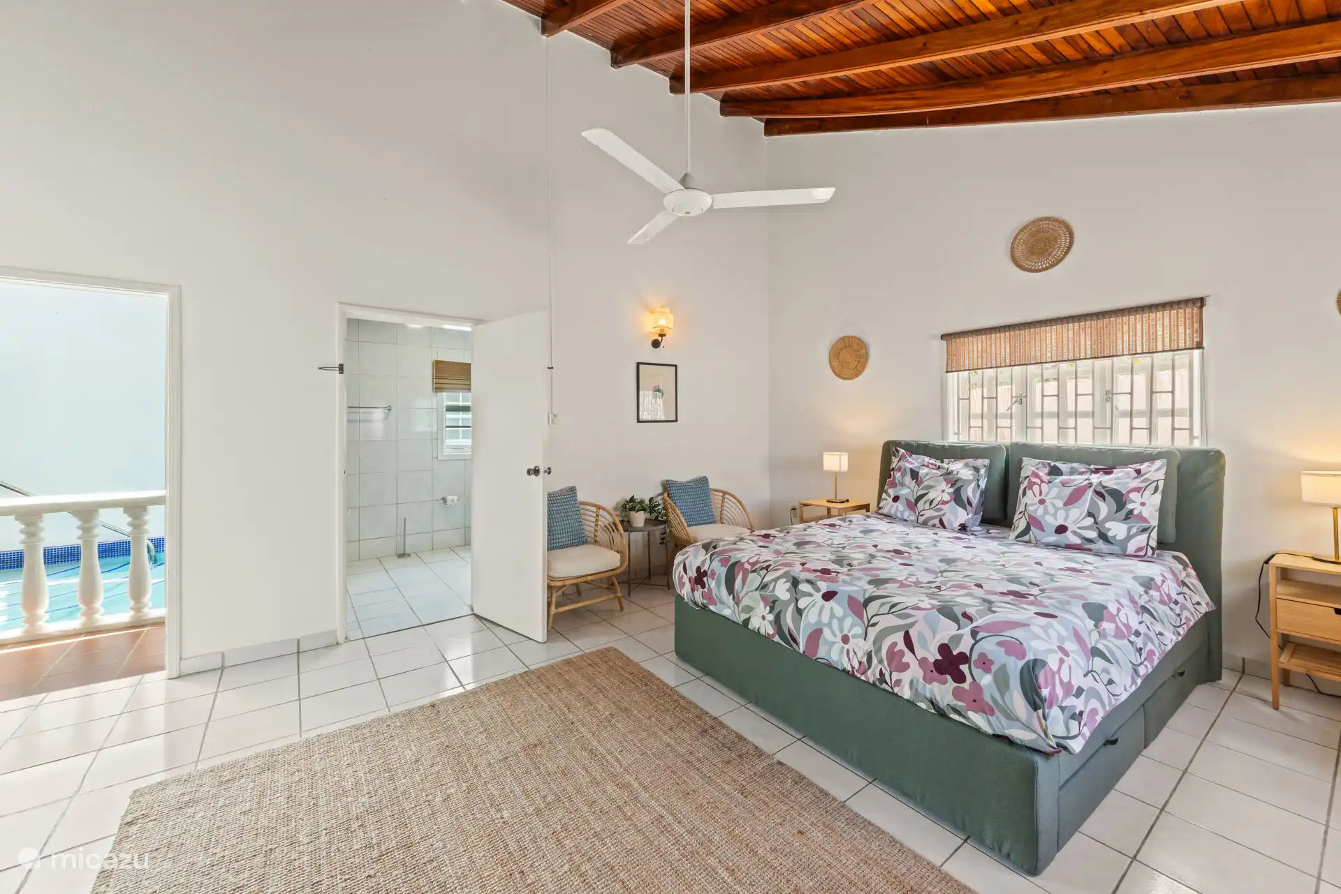 Slaapkamer met tweepersoonsbed en kledingkast.