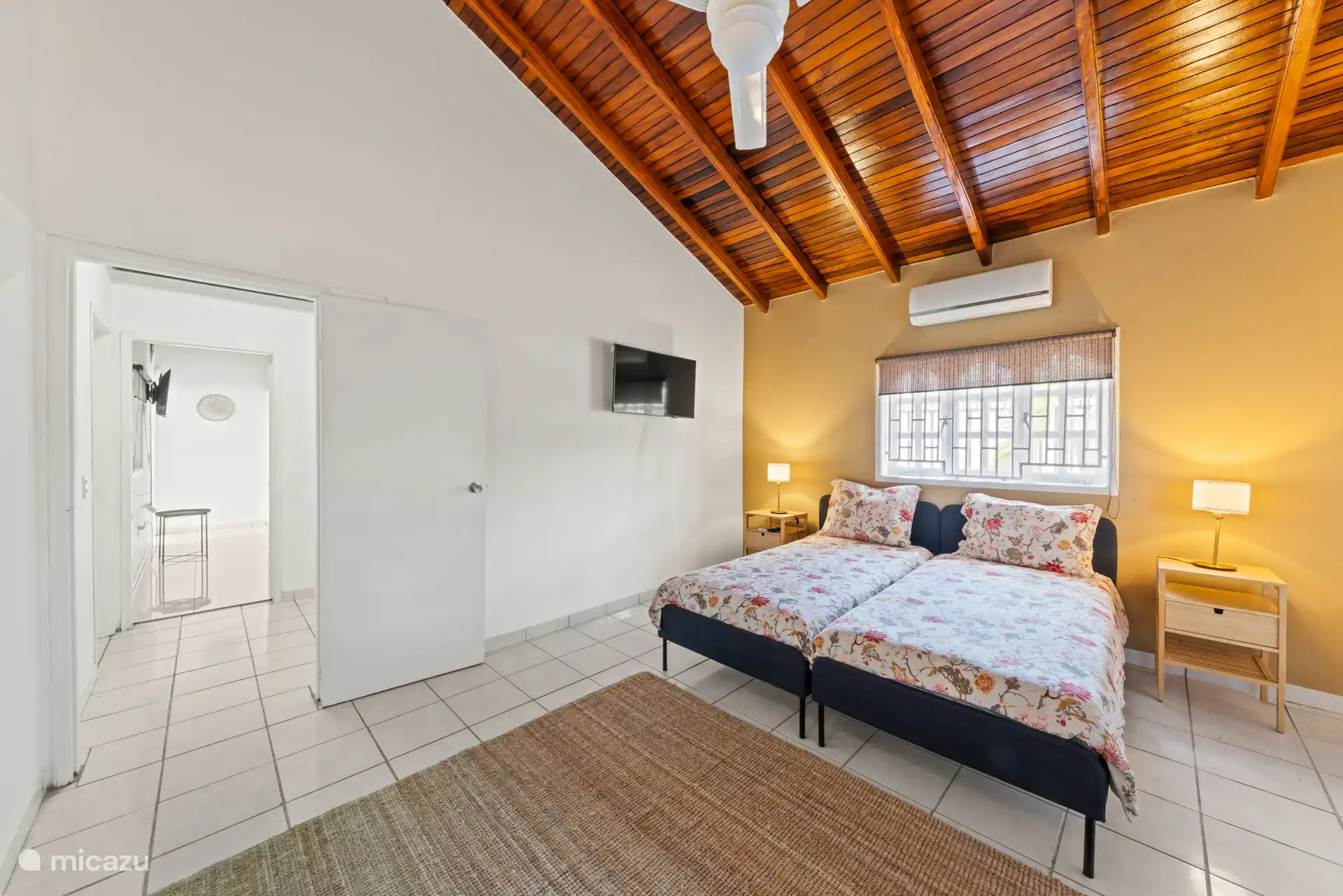 Chambre avec deux lits simples placés côte à côte.
