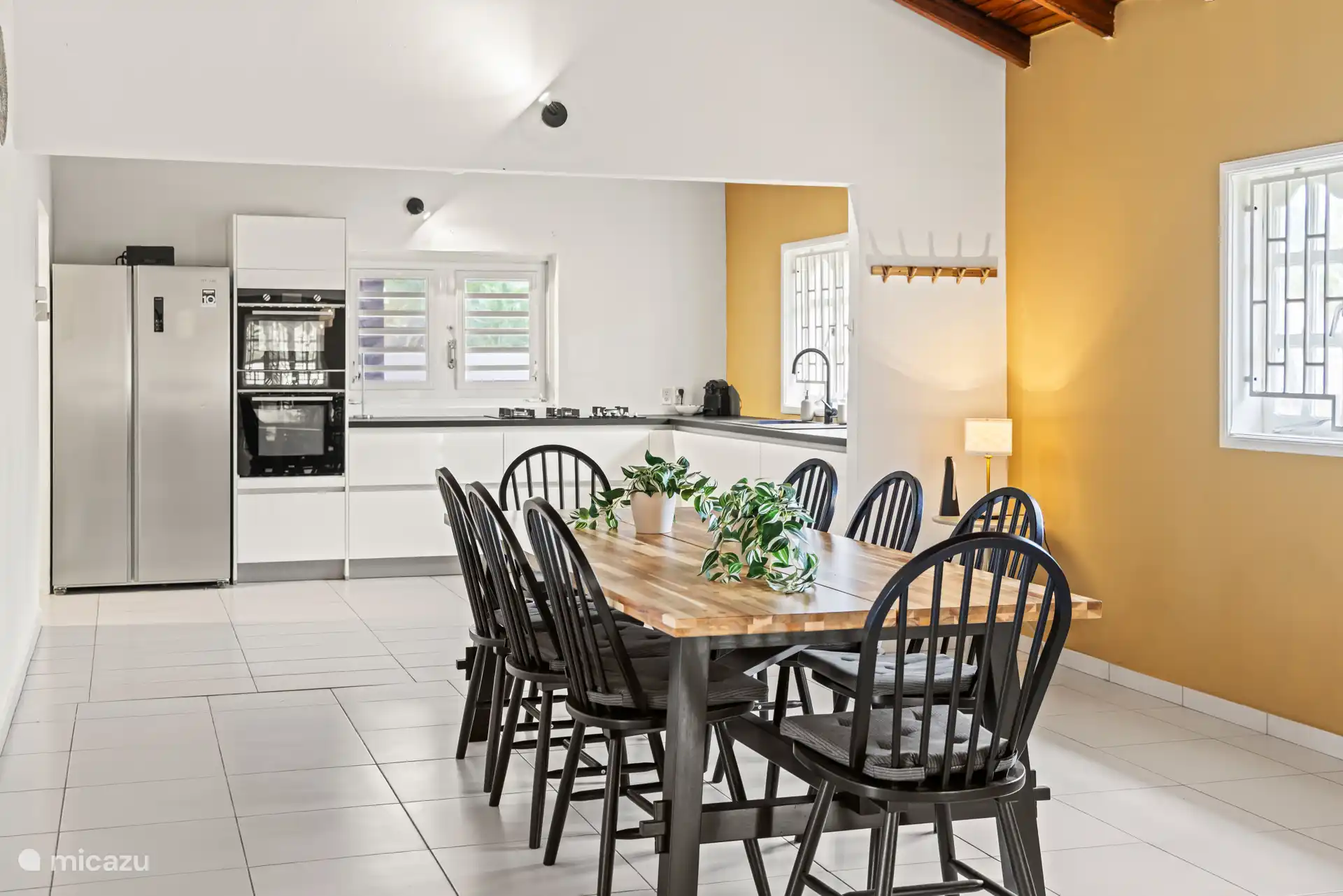Keuken en eethoek met grote eettafel.