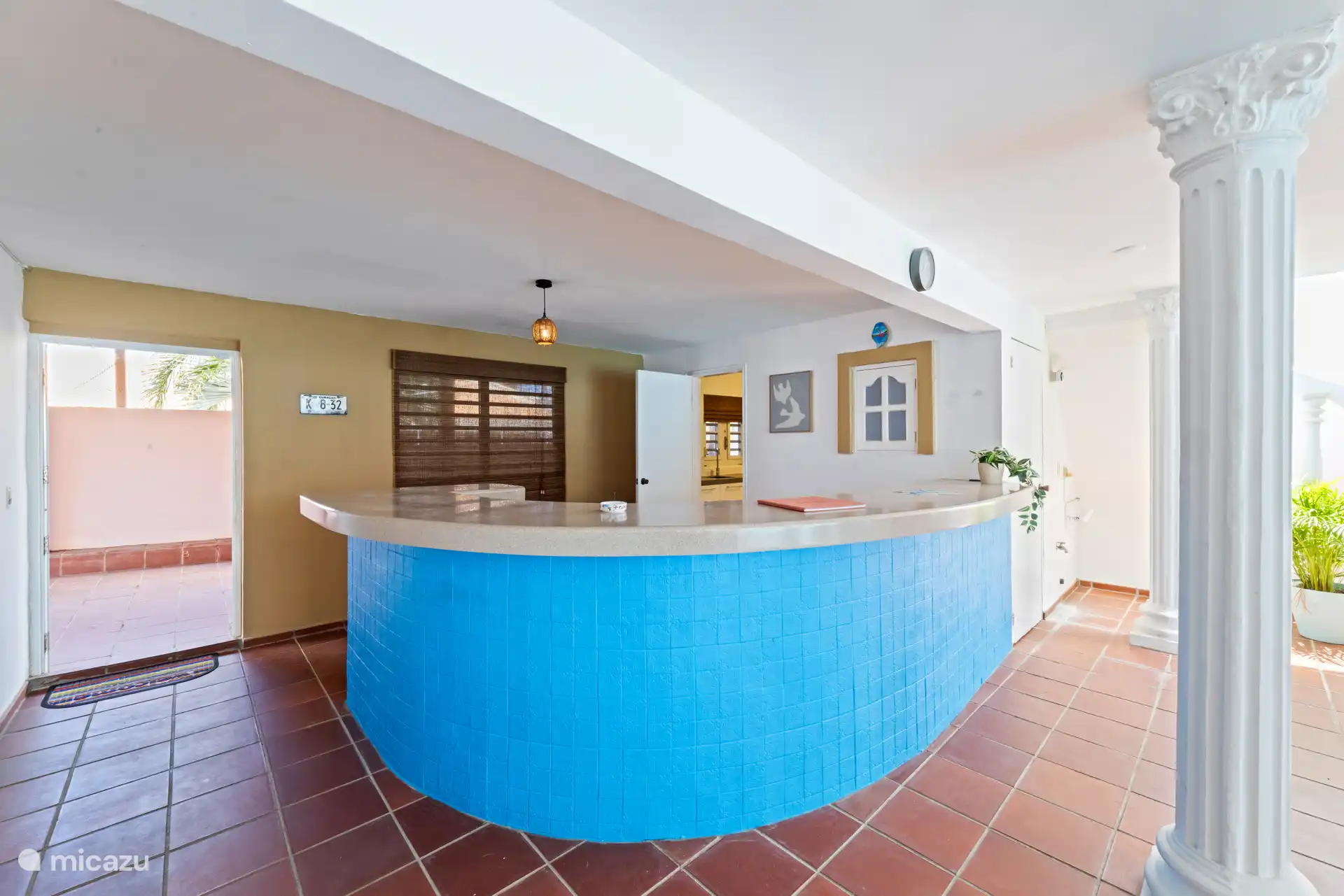 Poolbar met zitplaatsen op het overdekte terras.