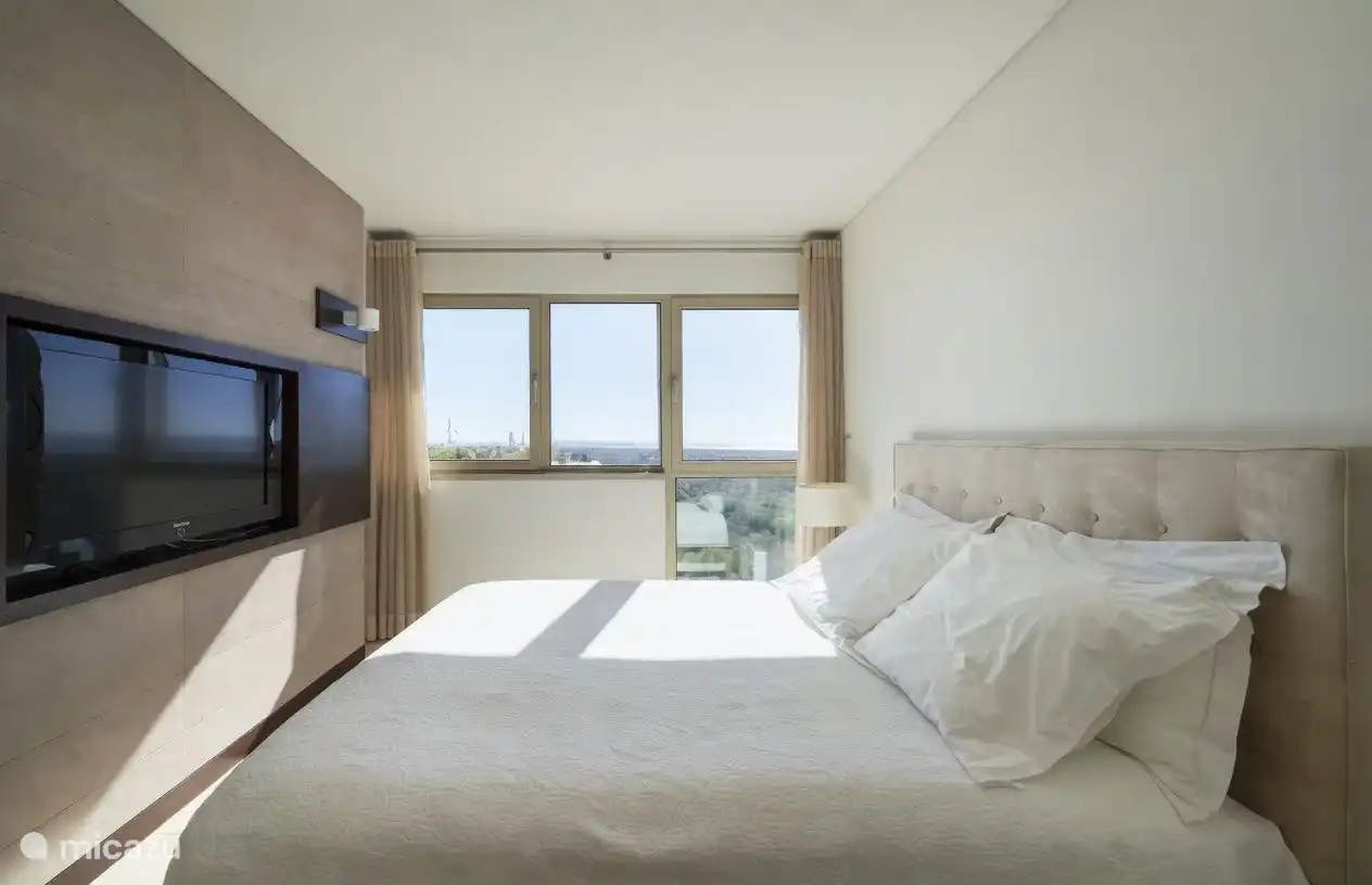 De master suite heeft een tv, verblindende gordijnen, inbouwkast en airco. Daarnaast heeft deze slaapkamer net als slaapkamer 2 een prachtig uitzicht over de Atlantische Oceaan.