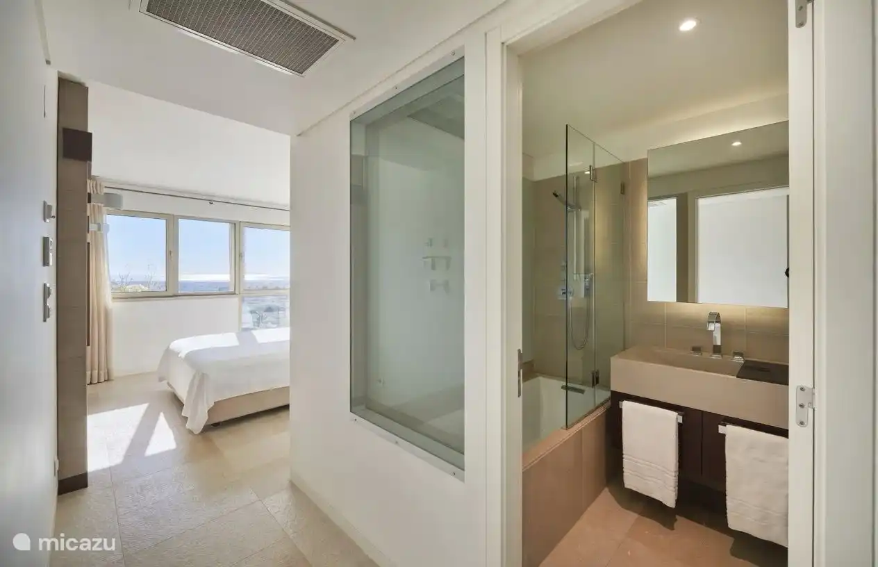 De masterbedroom met een adembenemend uitzicht op de Atlantische Oceaan.