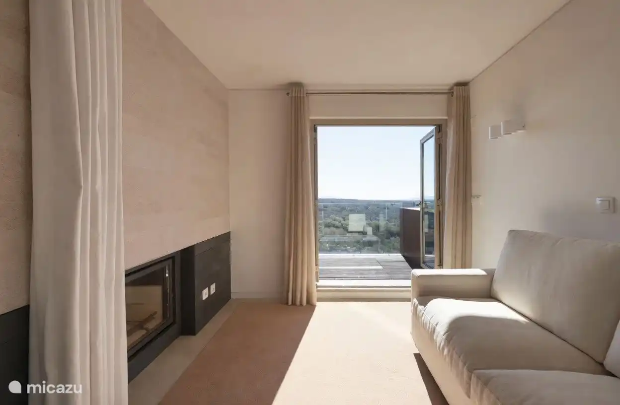 (Slaap) kamer gelegen naast de woonkamer en afgescheiden met een gordijn . De sofa kan worden omgebouwd naar een bed. Deze slaapkamer heeft verblindende gordijnen, inbouwkast en airco. 