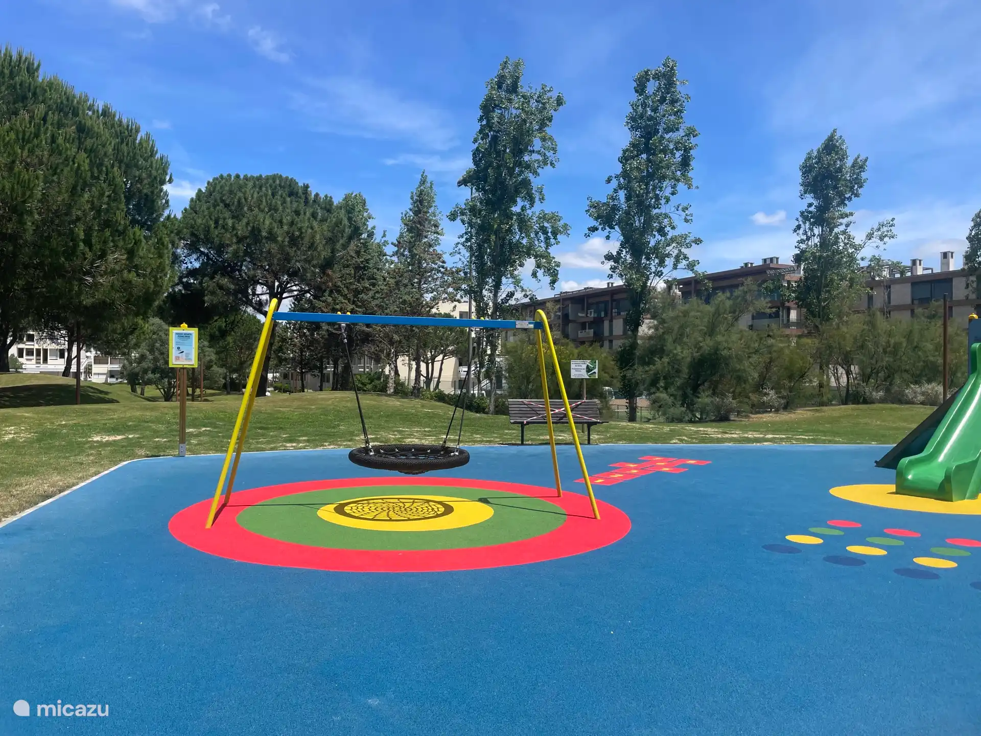 Naast het voetbaldveld en het volleybalveld bevind zich een speeltuin voor de allerkleinsten.