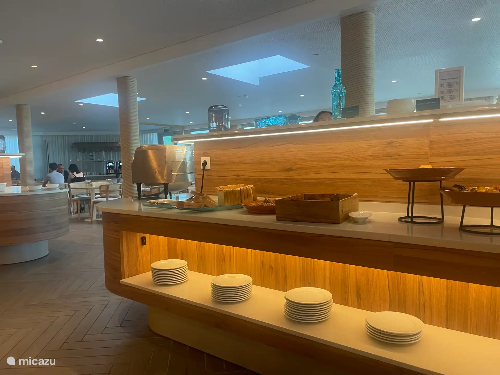 Bij het achtergelegen hotel kan je heerlijk ontbijten (buffet) voor 15,- EUR per persoon. Kinderen onder de 12 jaar gratis.