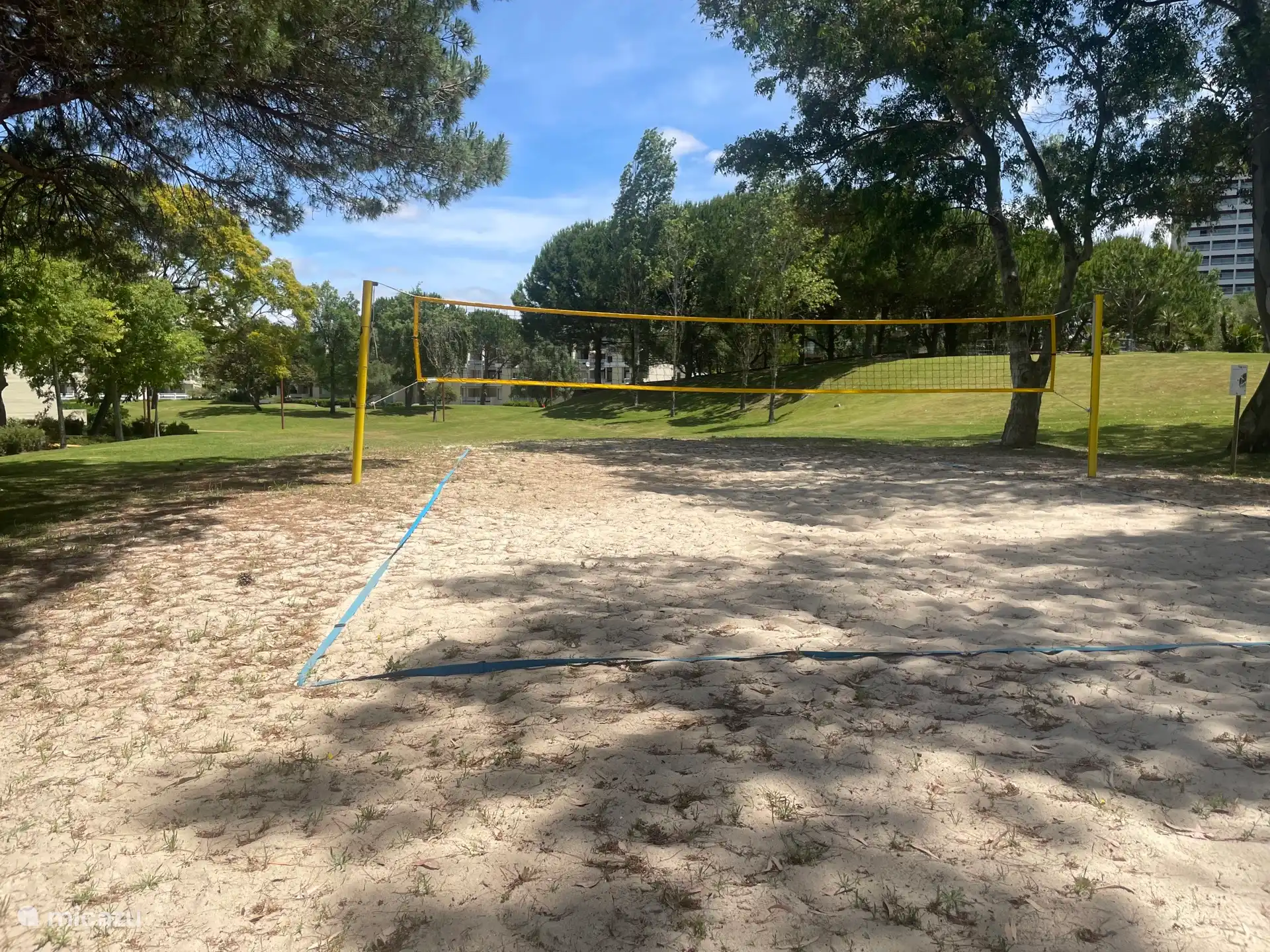 Er is een volleybalveld om de hoek van het appartement